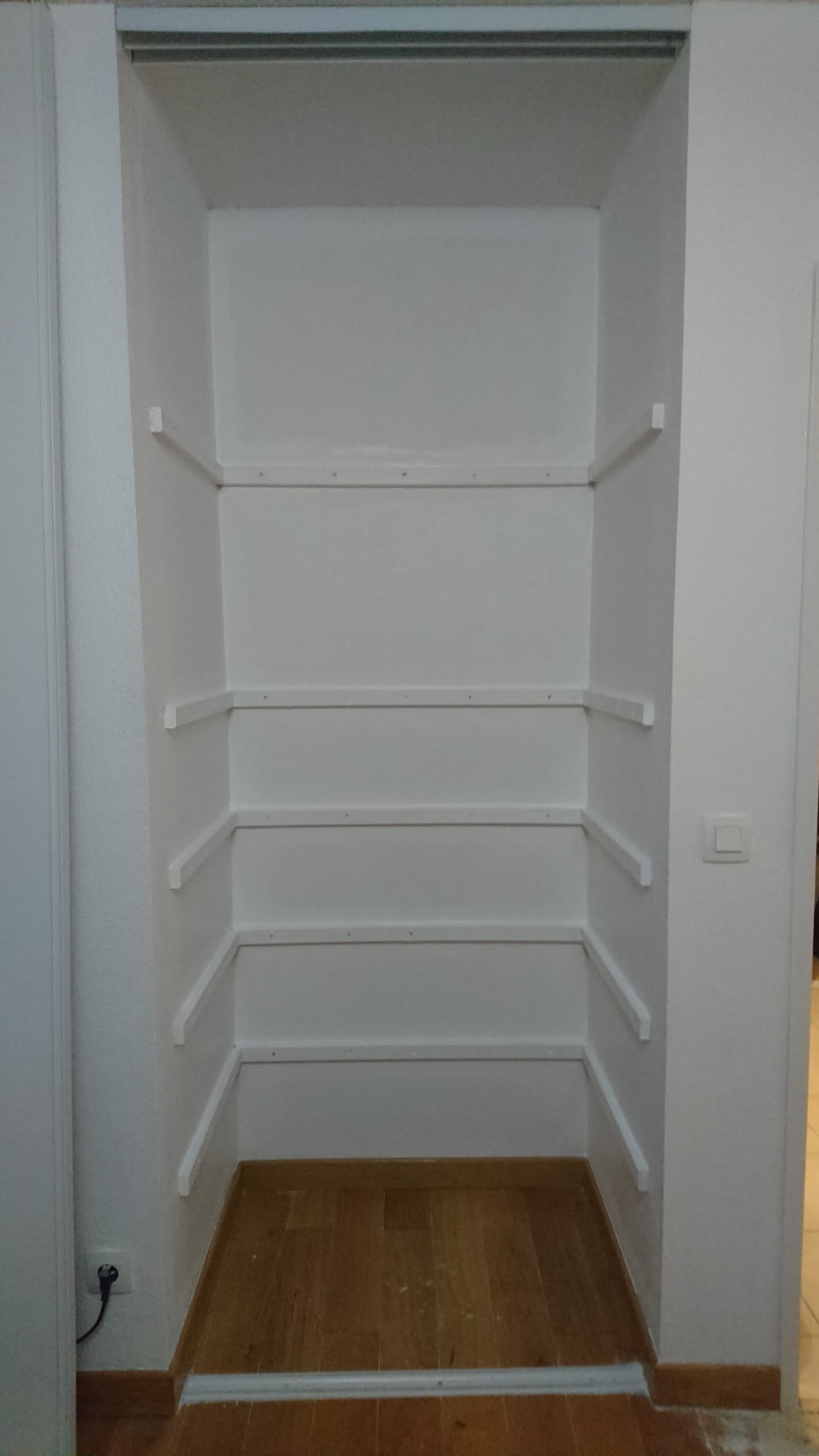 Installation des supports d'étagères en bois blanc