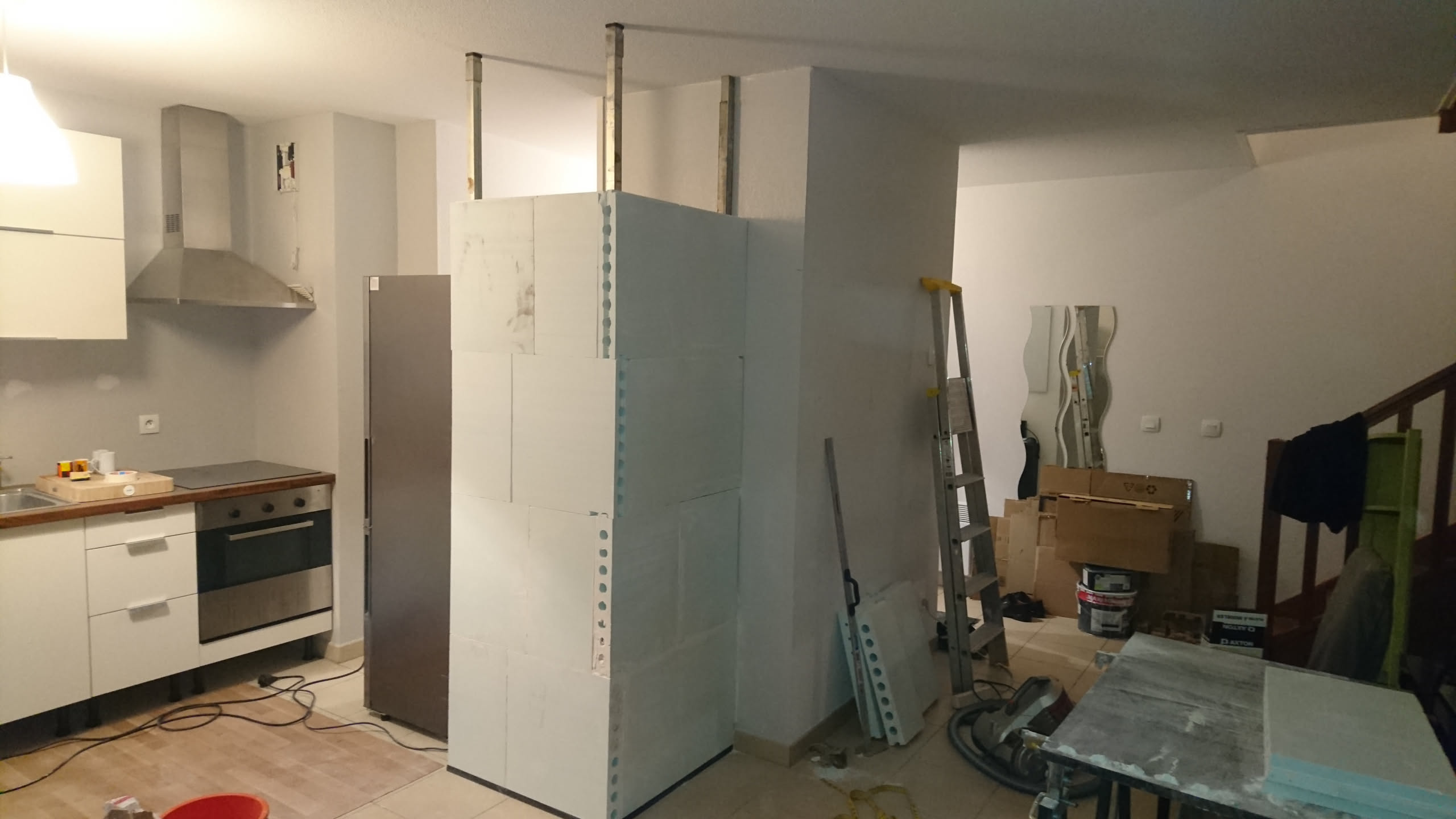 Construction de la cloison avec supports métalliques temporaires