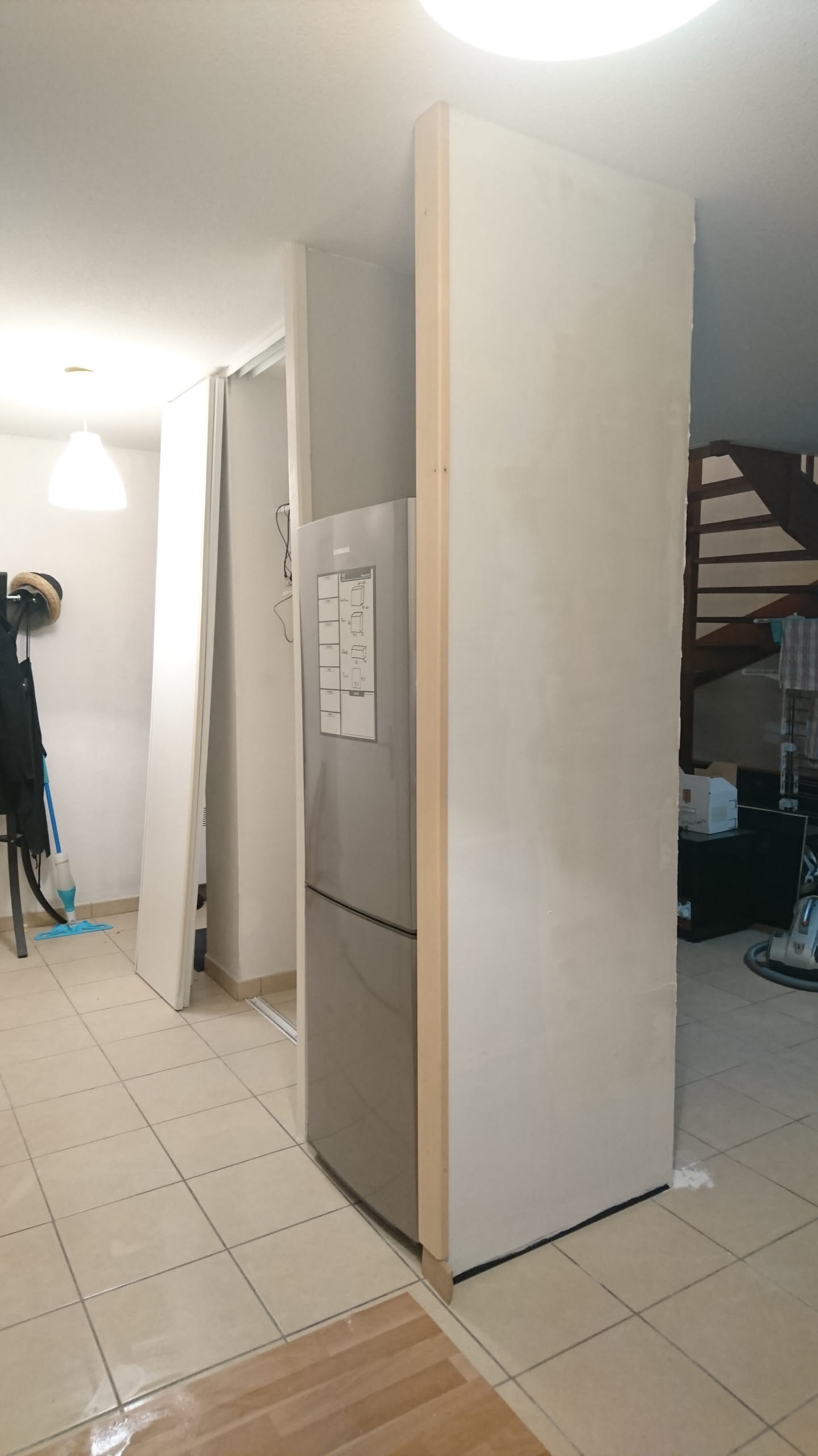 Installation du réfrigérateur dans l'emplacement