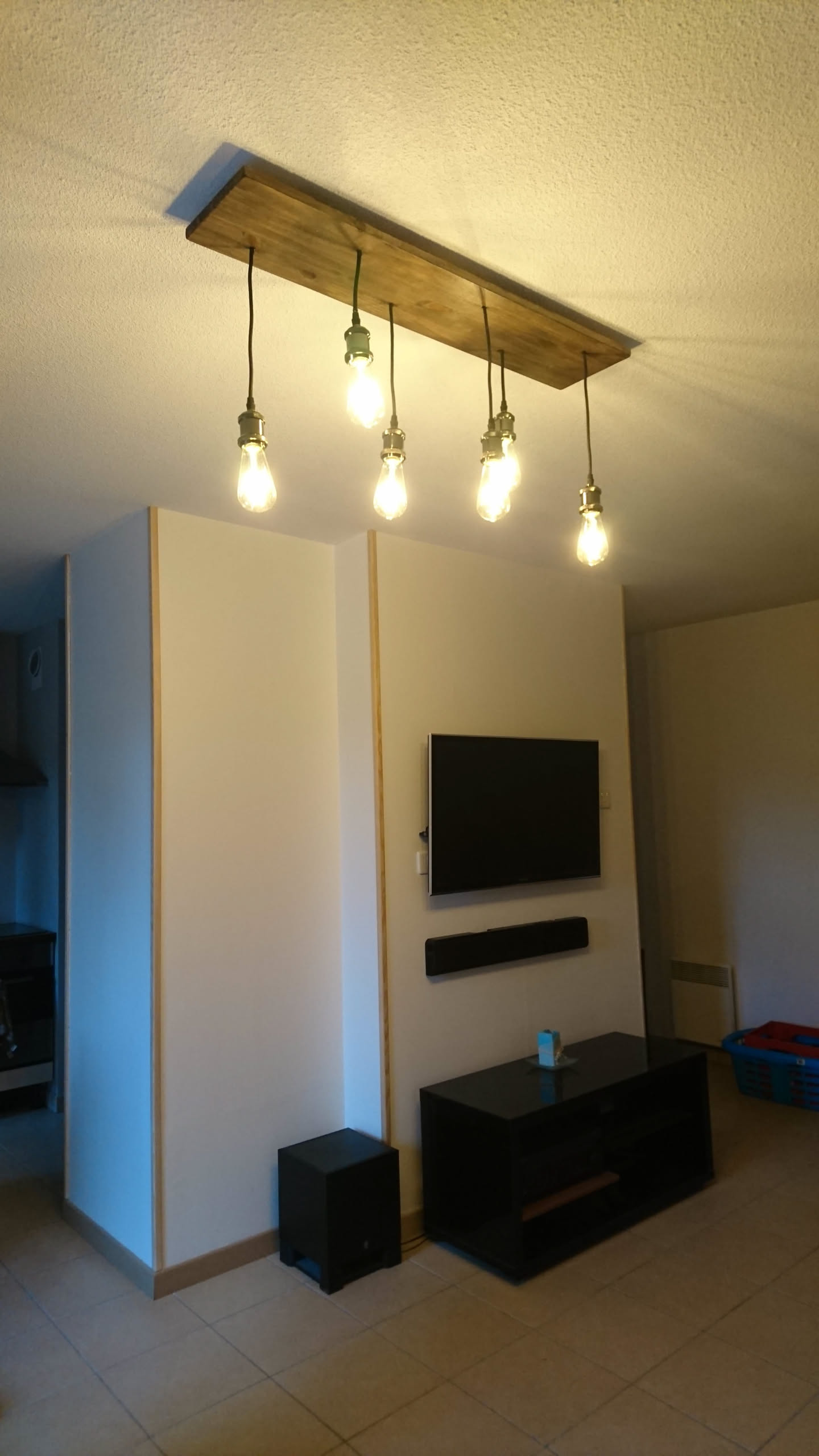 Luminaire installé dans le salon