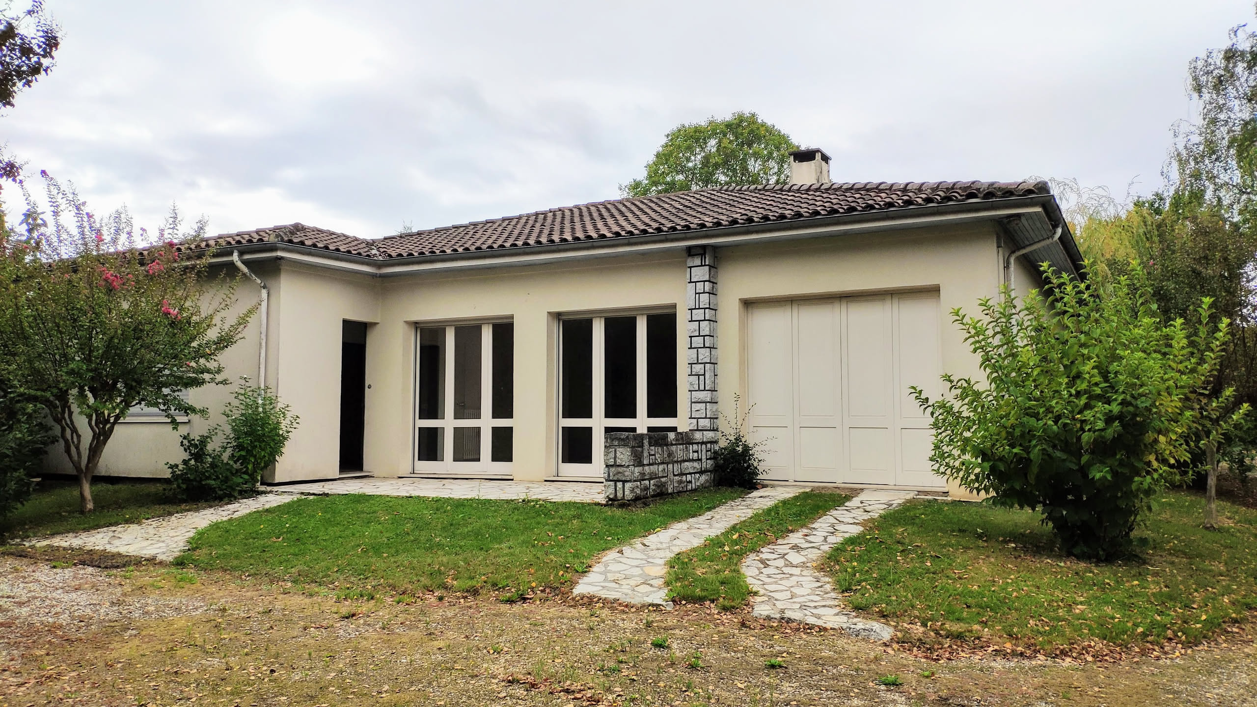 Vue extérieure de la maison des années 1970