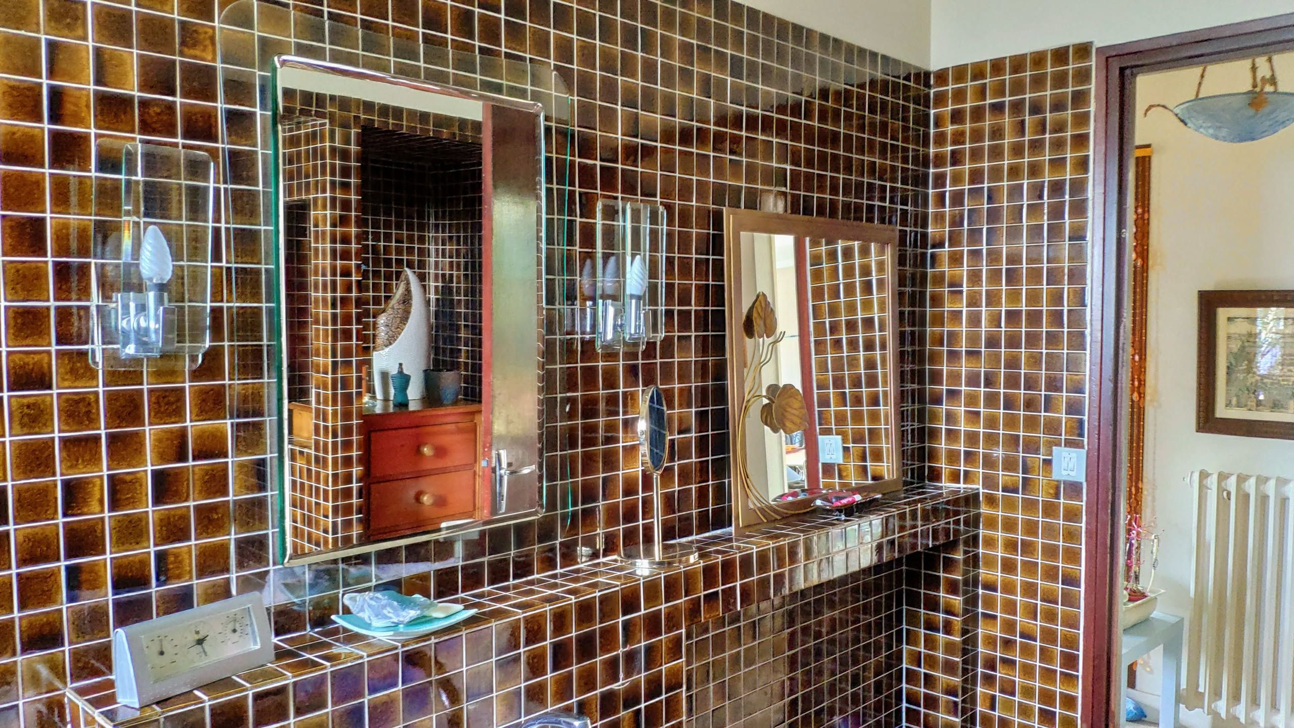 Salle de bain avec carreaux bruns style années 1970