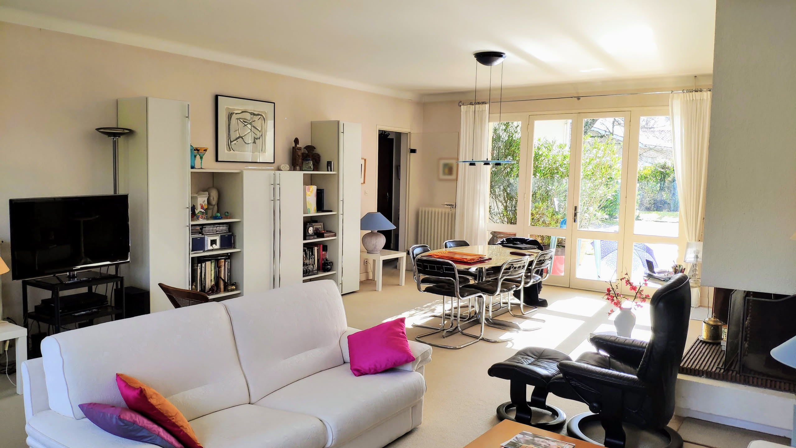 Salon avec grandes fenêtres donnant sur le jardin