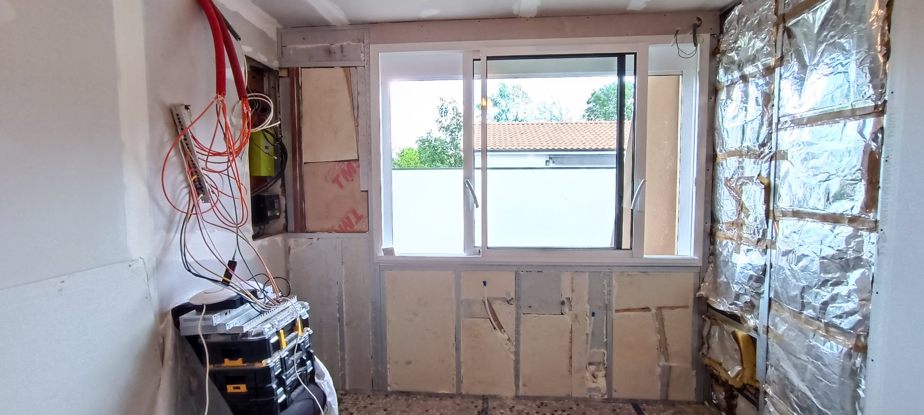 Espace bureau en cours de création avec fenêtre