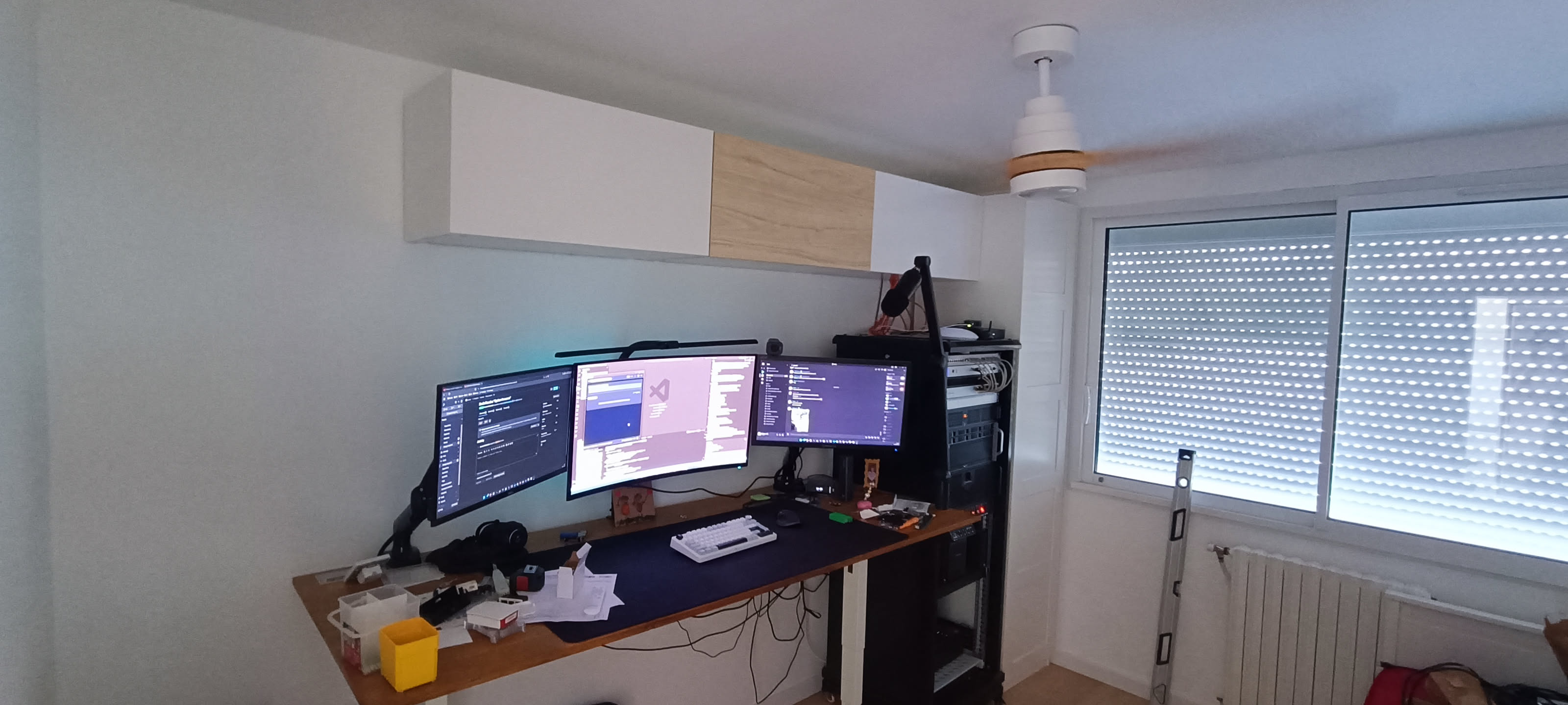 Bureau terminé avec fenêtre et sol stratifié