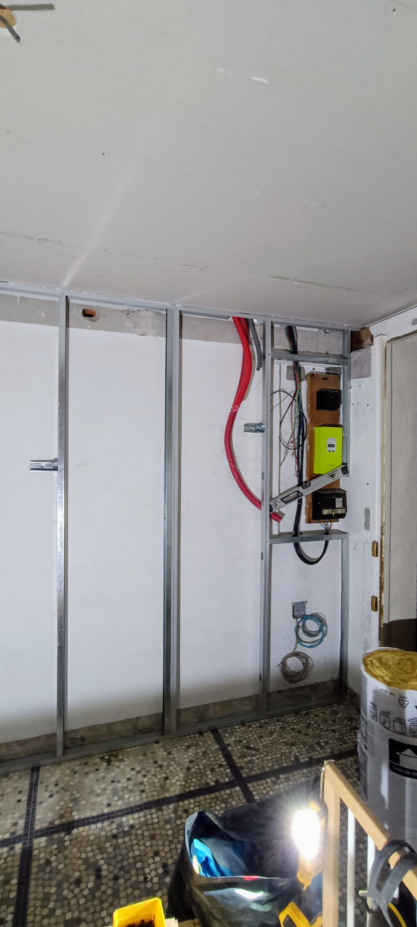 Isolation thermique des murs avec panneaux réfléchissants