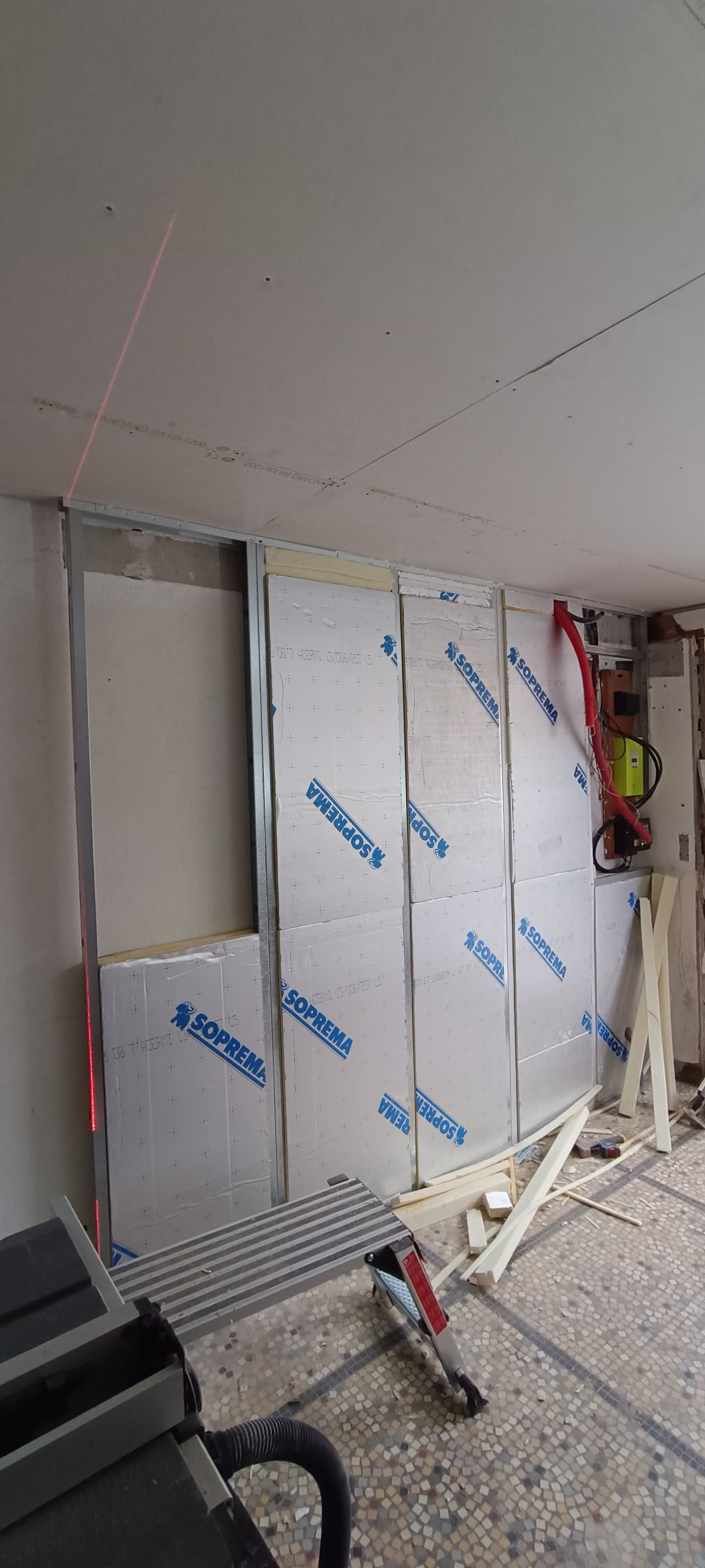 Plaques BA13 installées sur les murs isolés