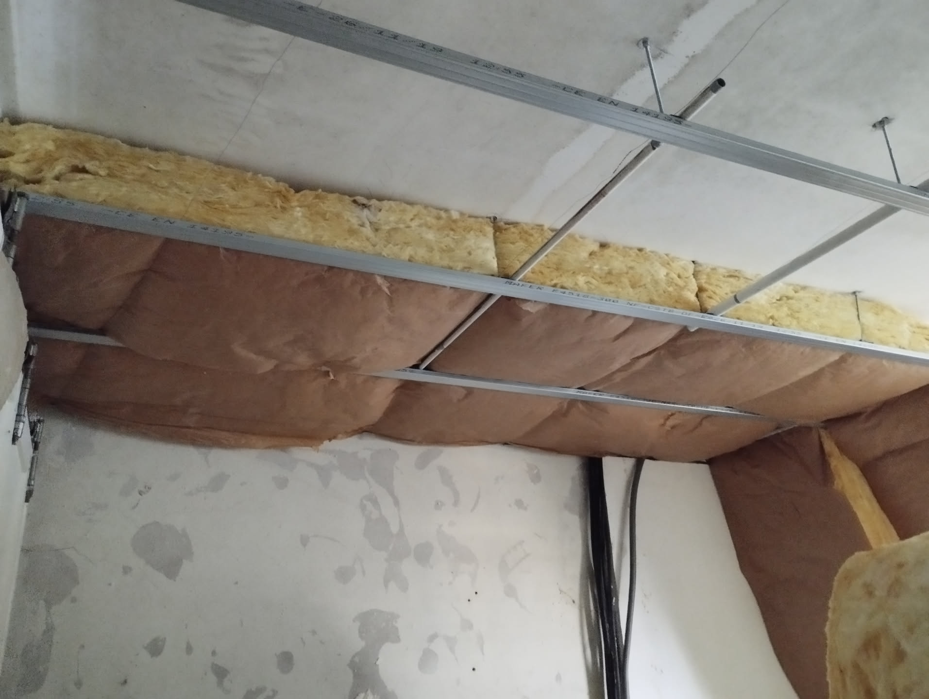 Ossature métallique suspendue avec isolation