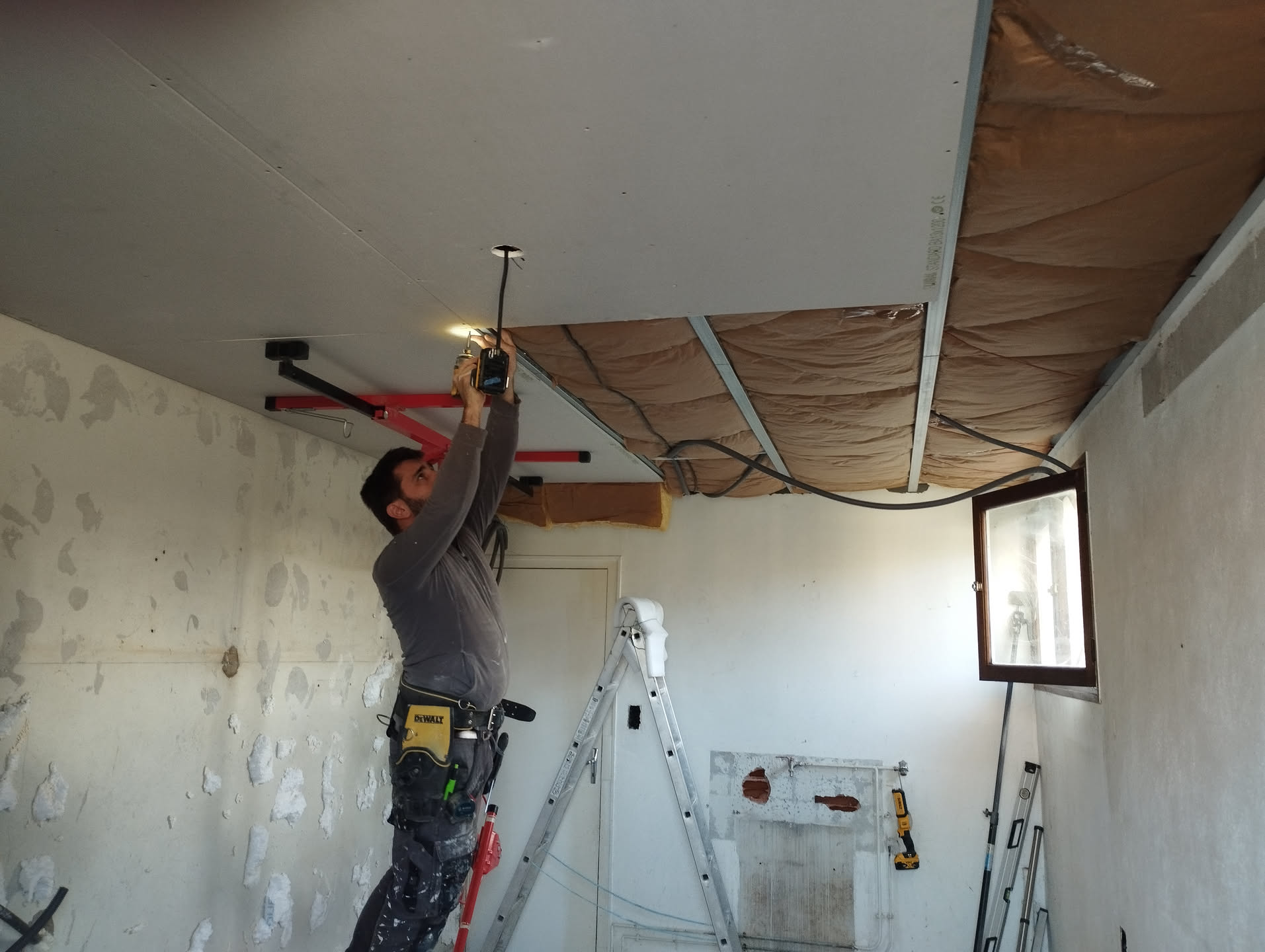 Installation des suspentes dans le plafond hourdis