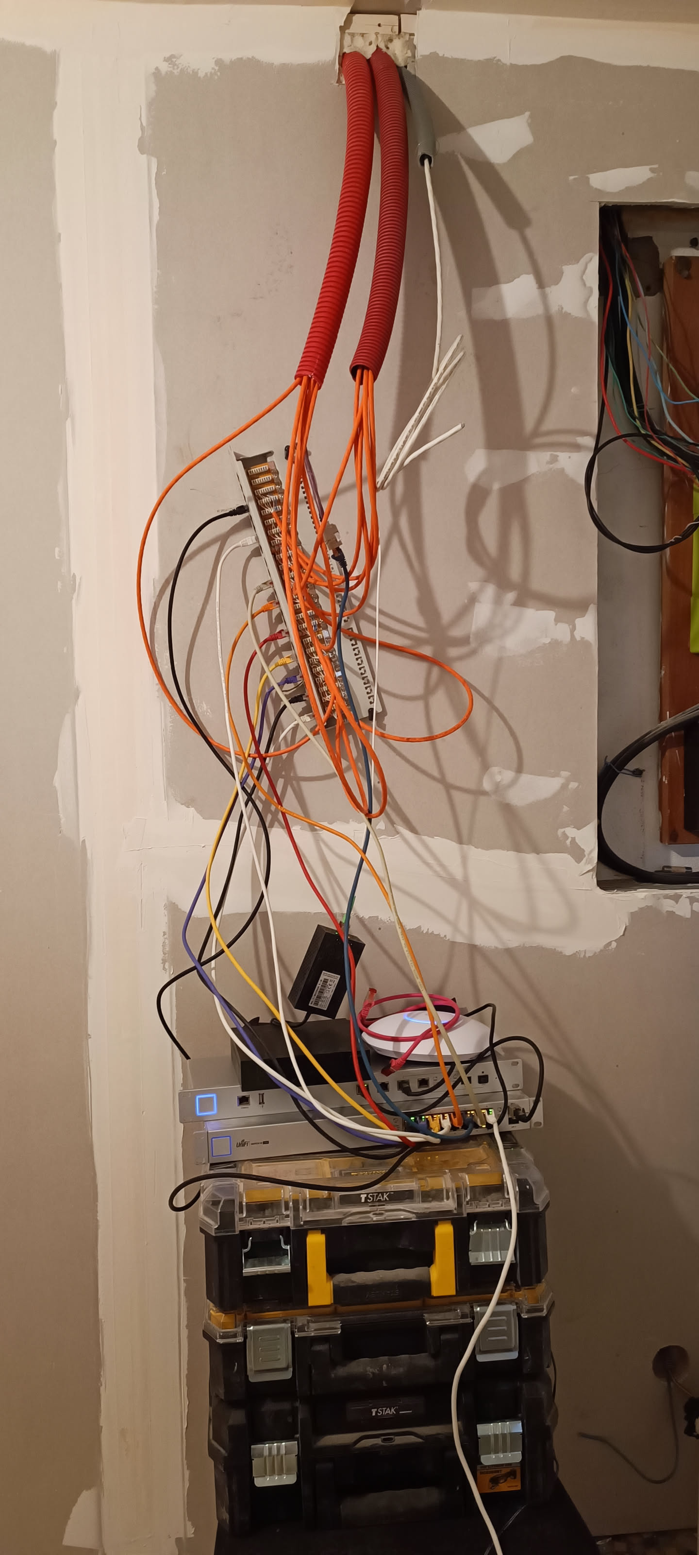 Installation du panneau de brassage et des équipements réseau