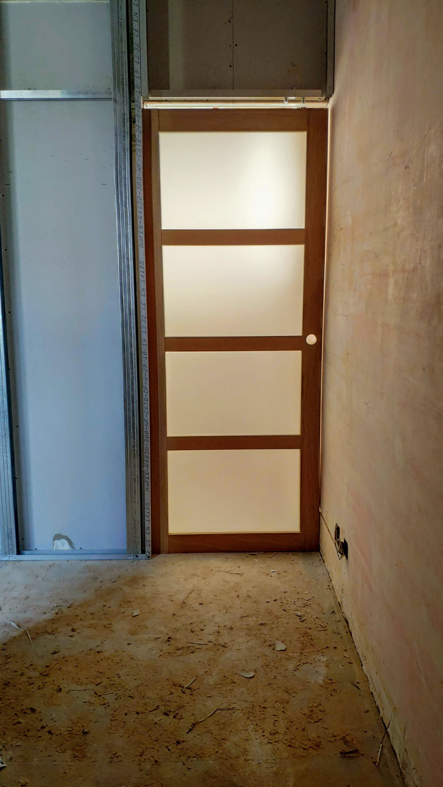 Installation des étagères avec laser niveau