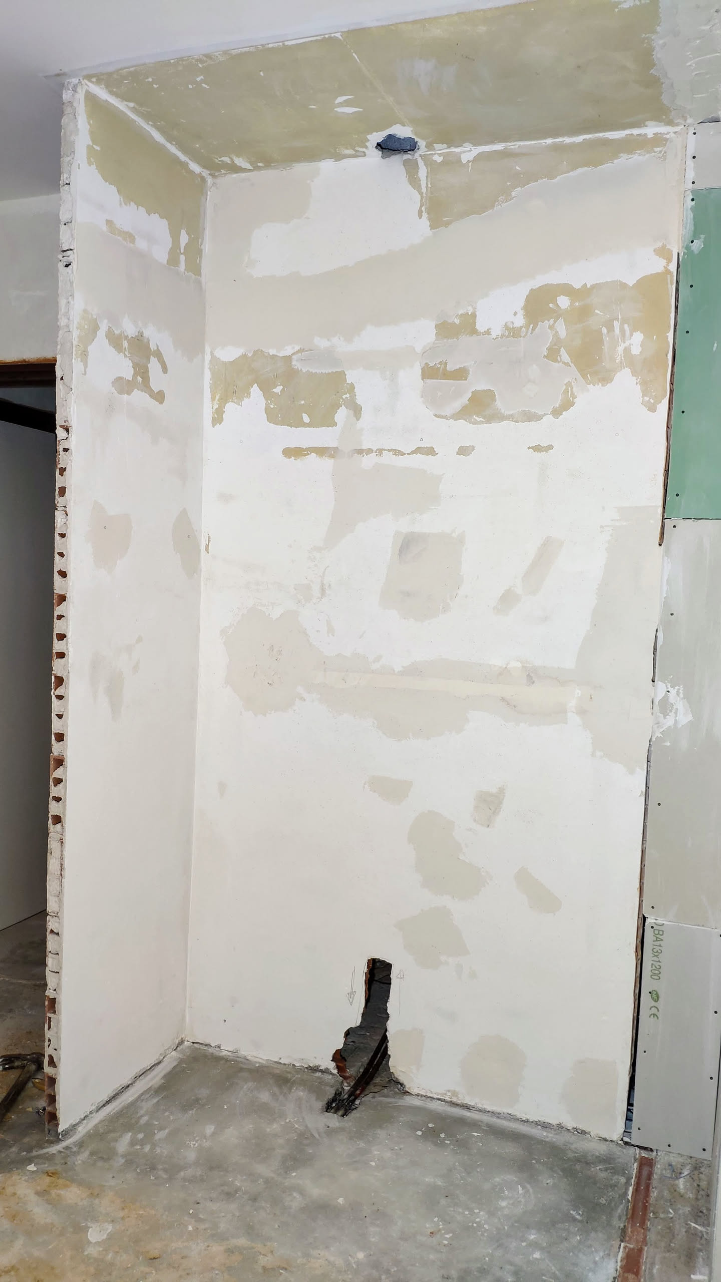 Préparation des murs avec rebouchage et enduit