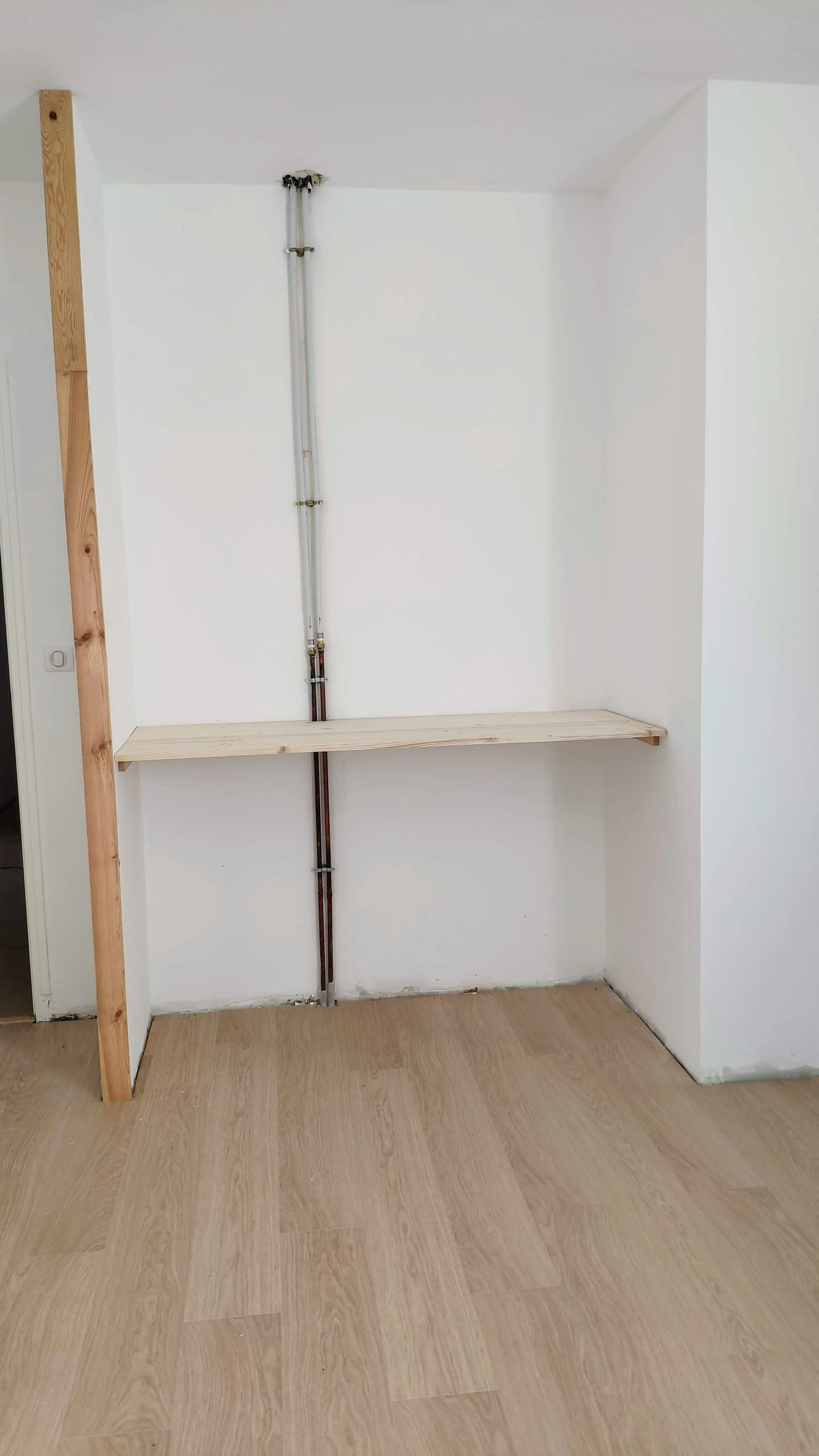 Installation des étagères et intégration de la plomberie