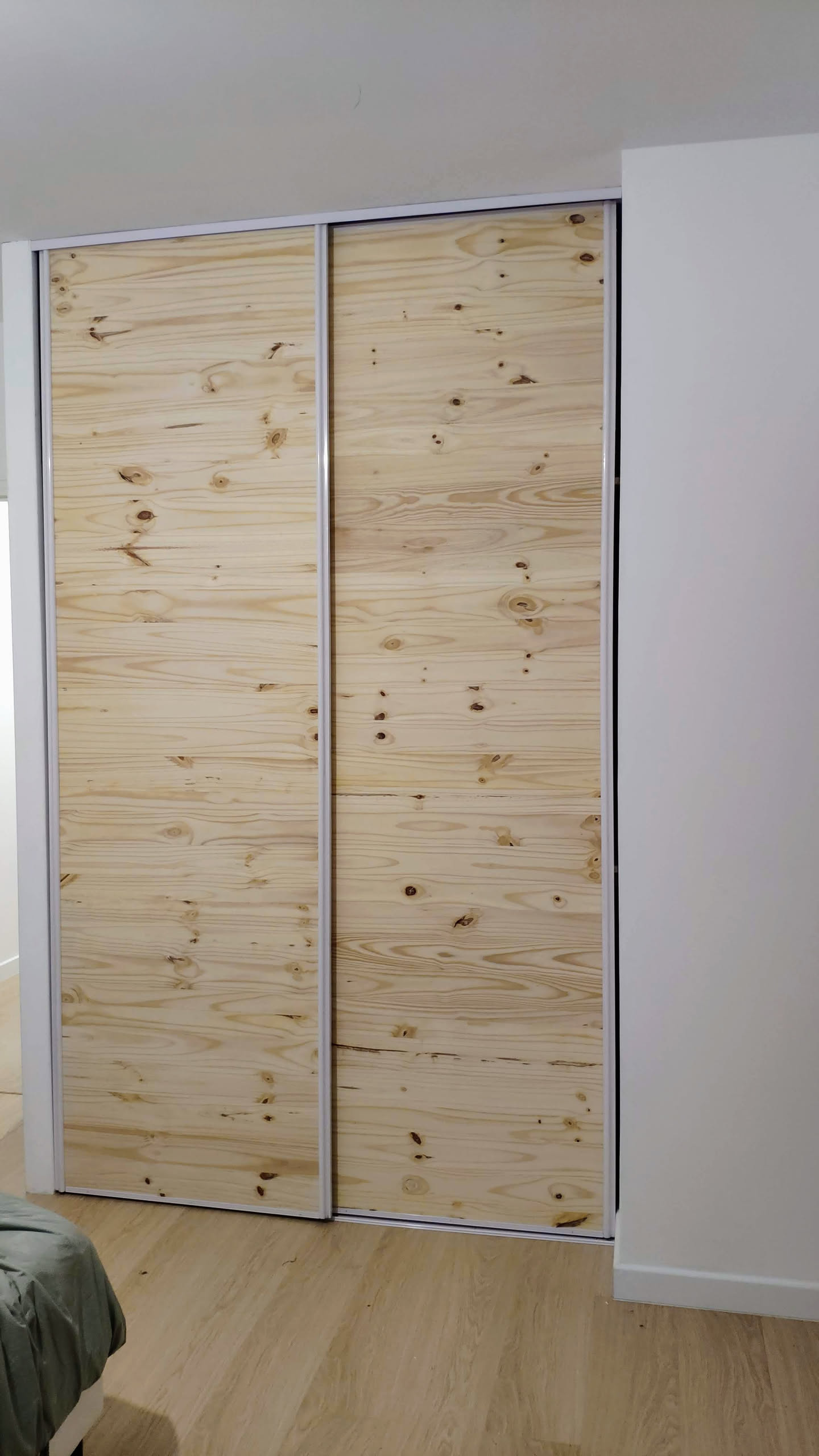 Placard intégré avec portes coulissantes en bois naturel