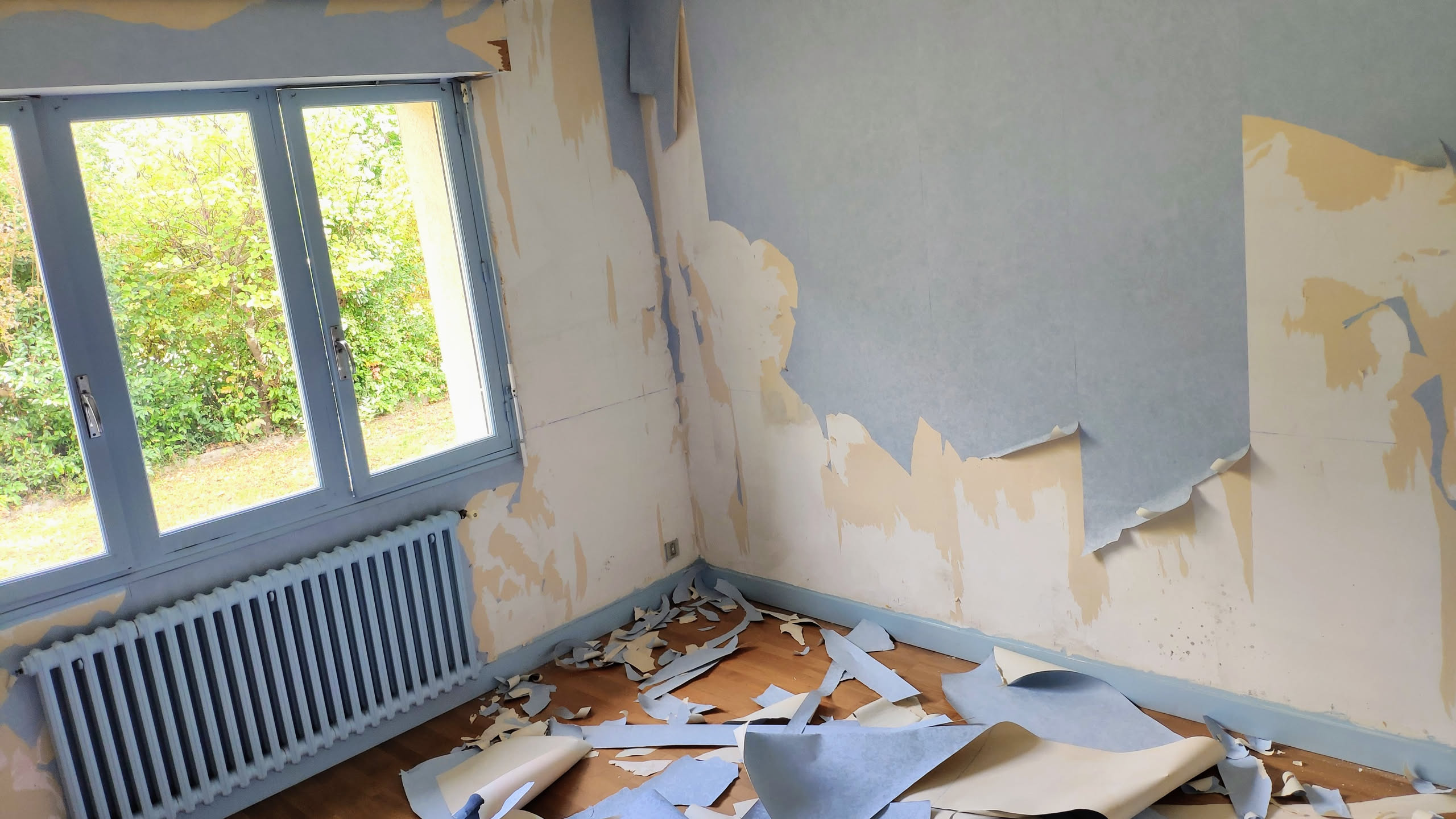 Détapissage de la tapisserie bleue