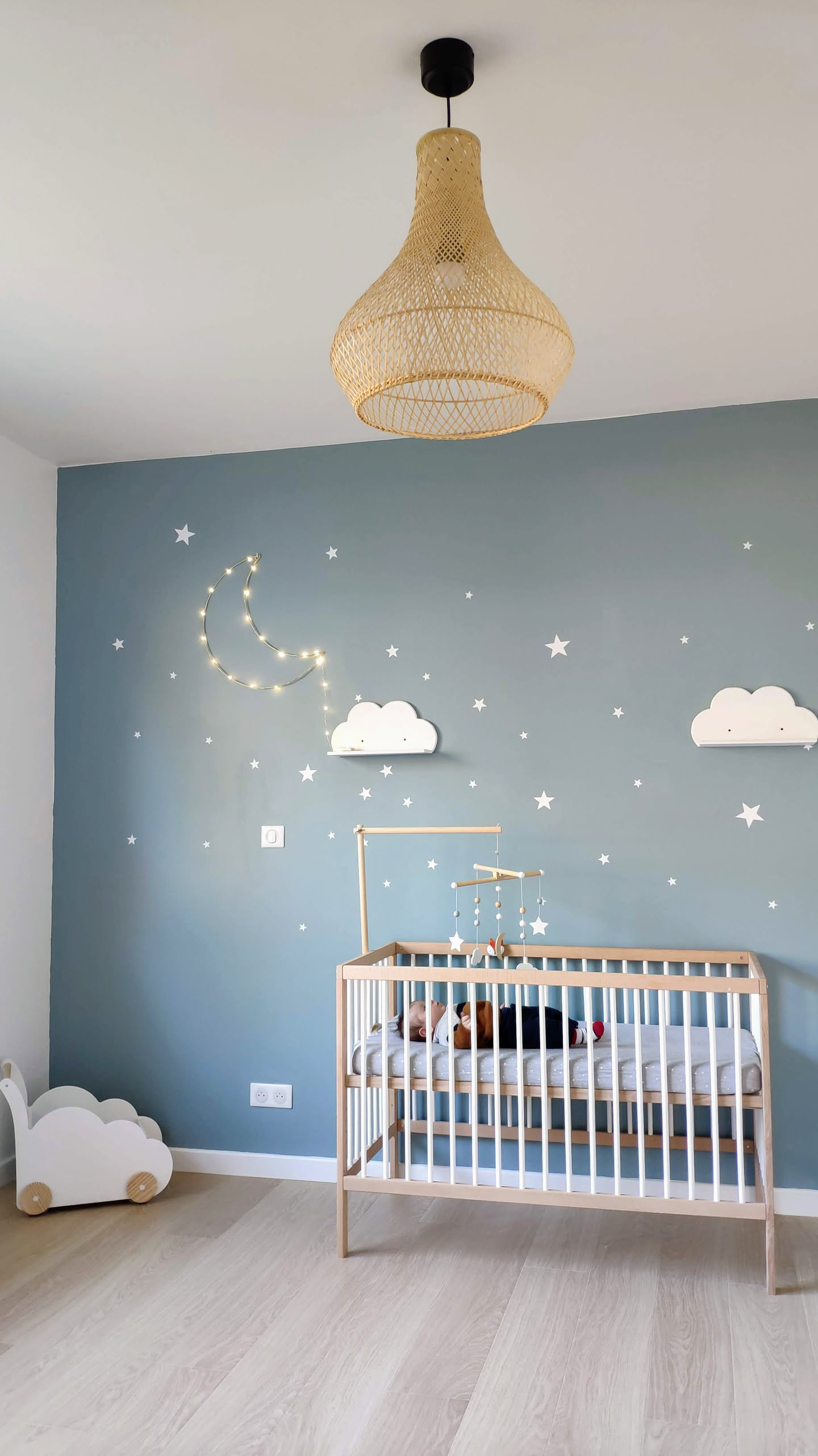 Chambre terminée avec nouvelle fenêtre et stratifié