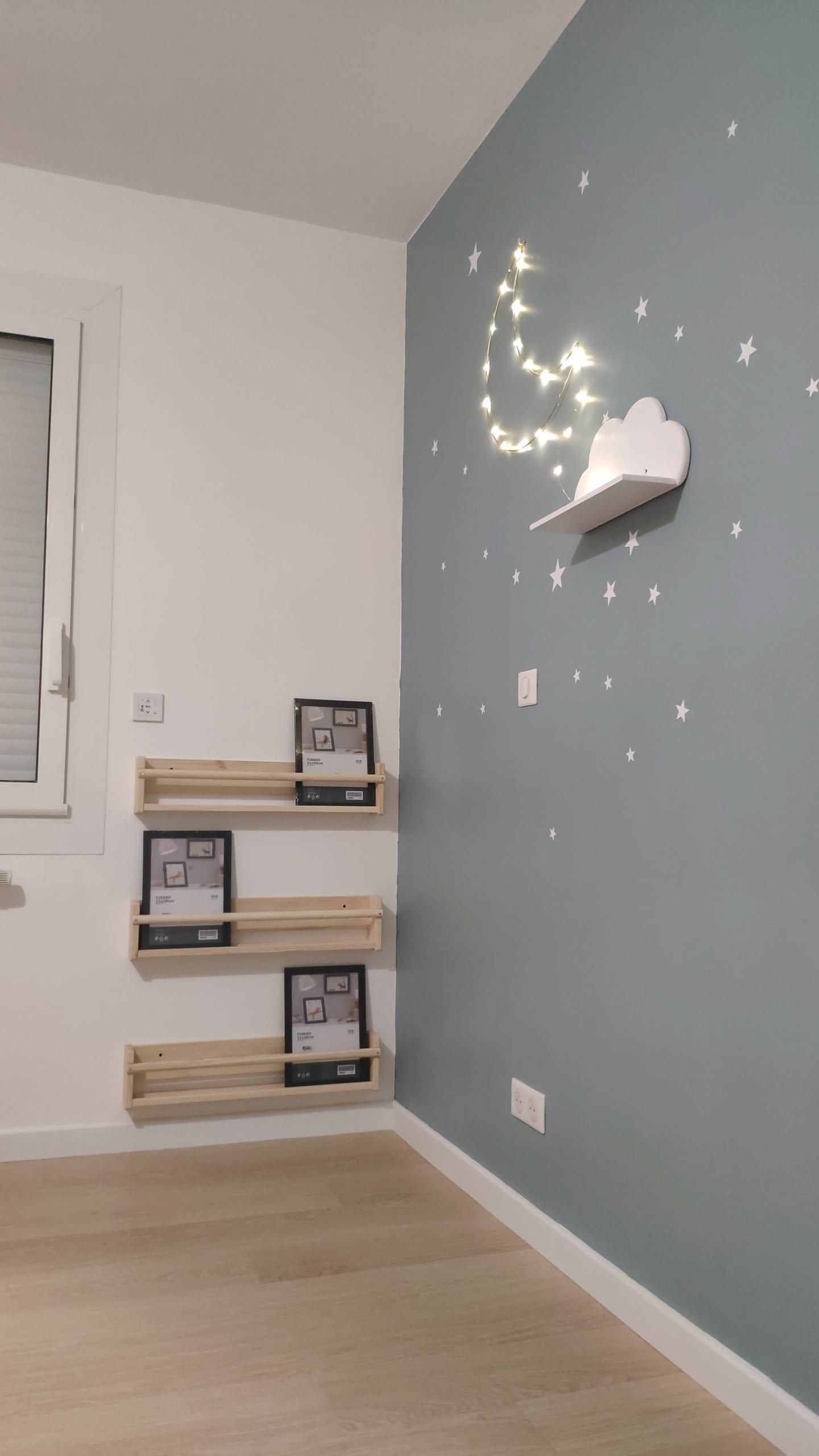 Vue d'ensemble d'une chambre rénovée