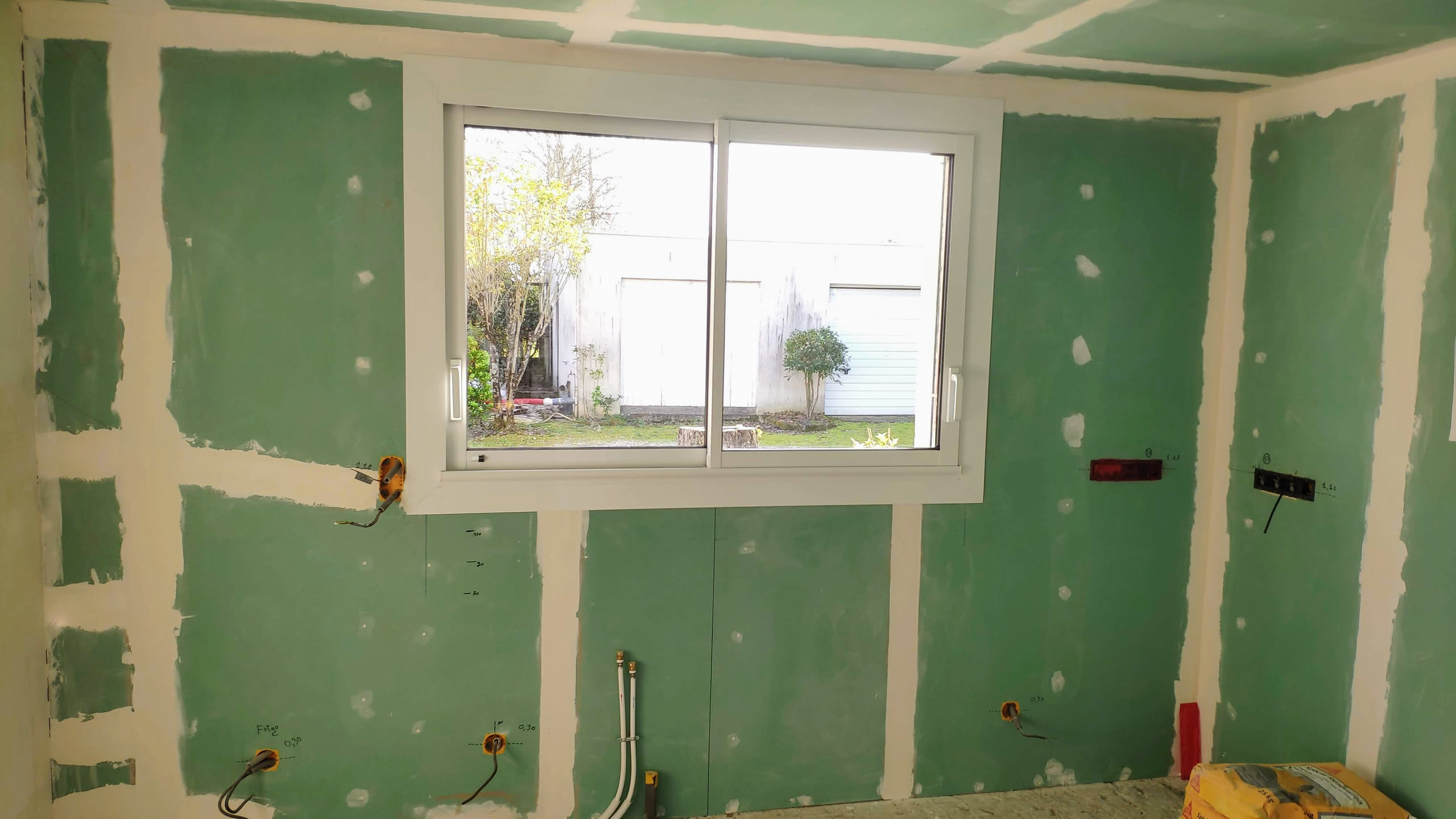 Fenêtre installée avec vue sur l'extérieur