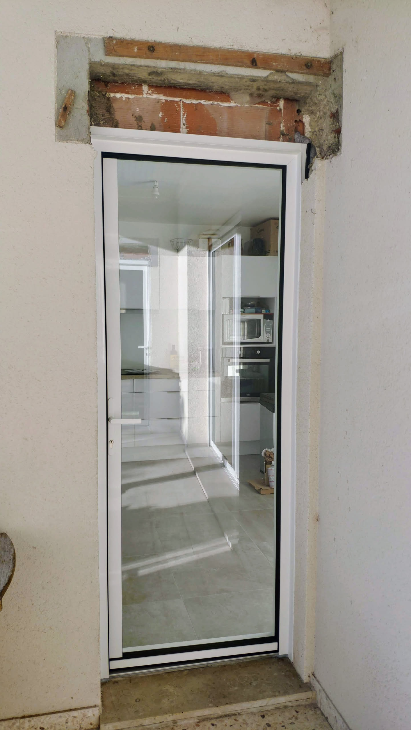 Nouvelle porte vitrée et isolée installée