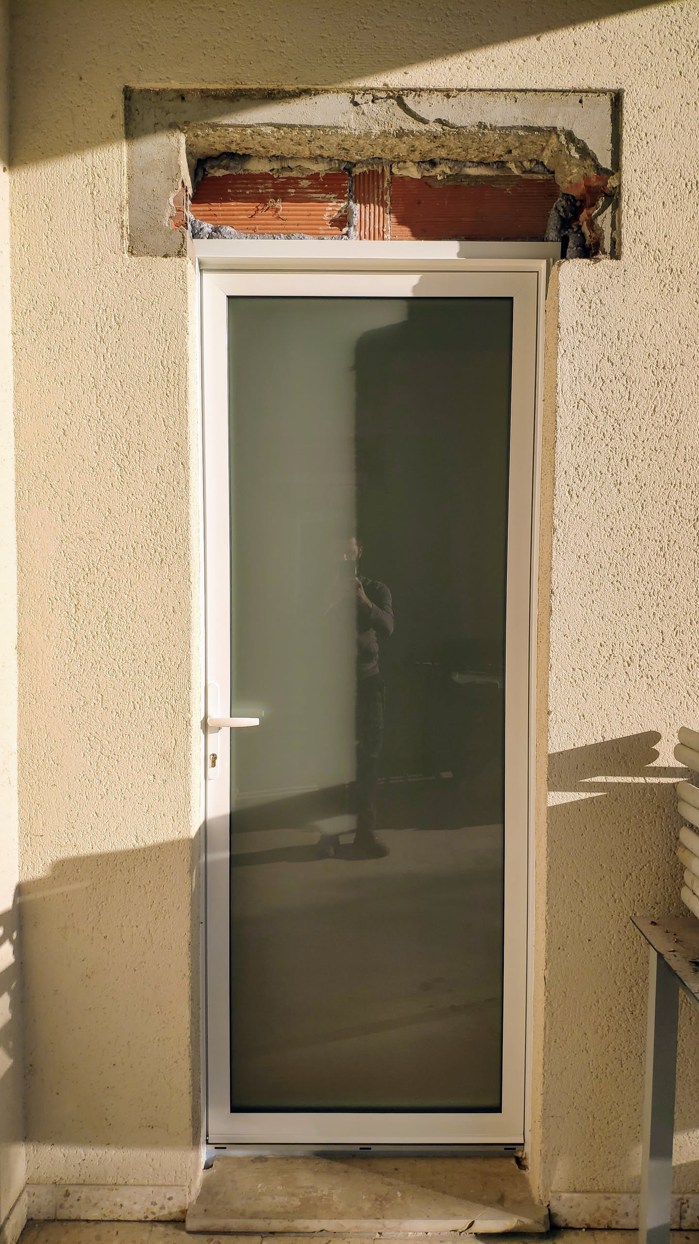 Nouvelle porte moderne isolée