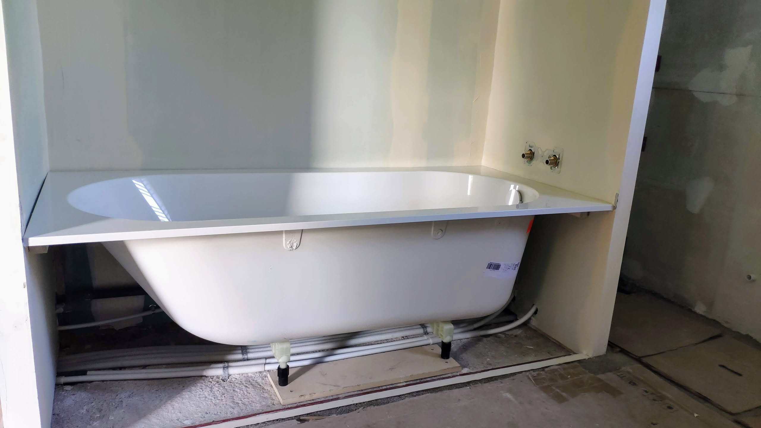 Baignoire sur supports avec protection