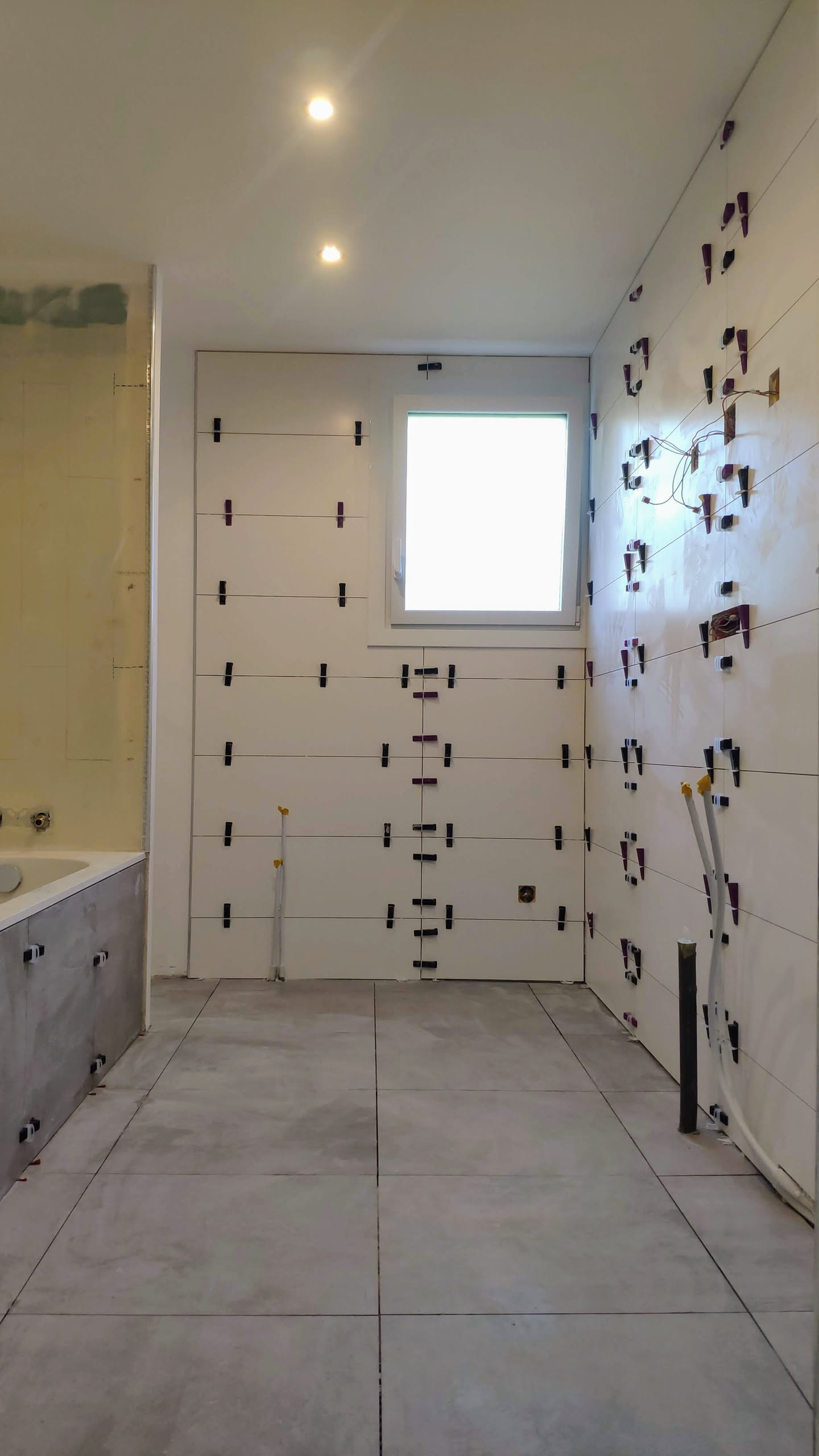 Processus de carrelage avec carreaux à effet bois et à effet pierre