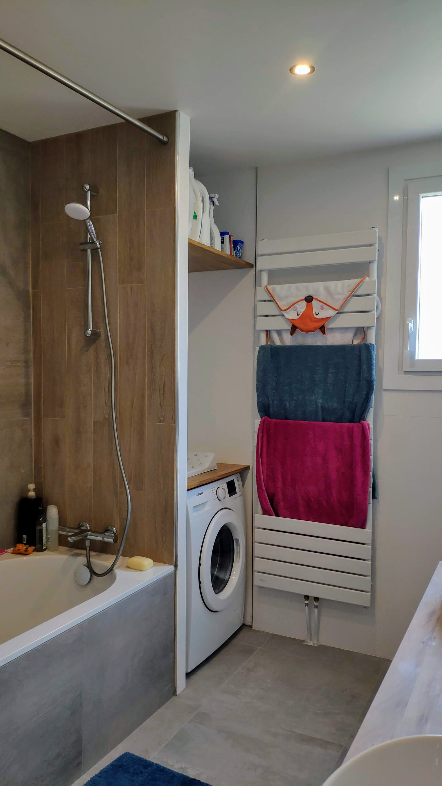 Installation de l'équipement de douche avec carreaux à effet bois