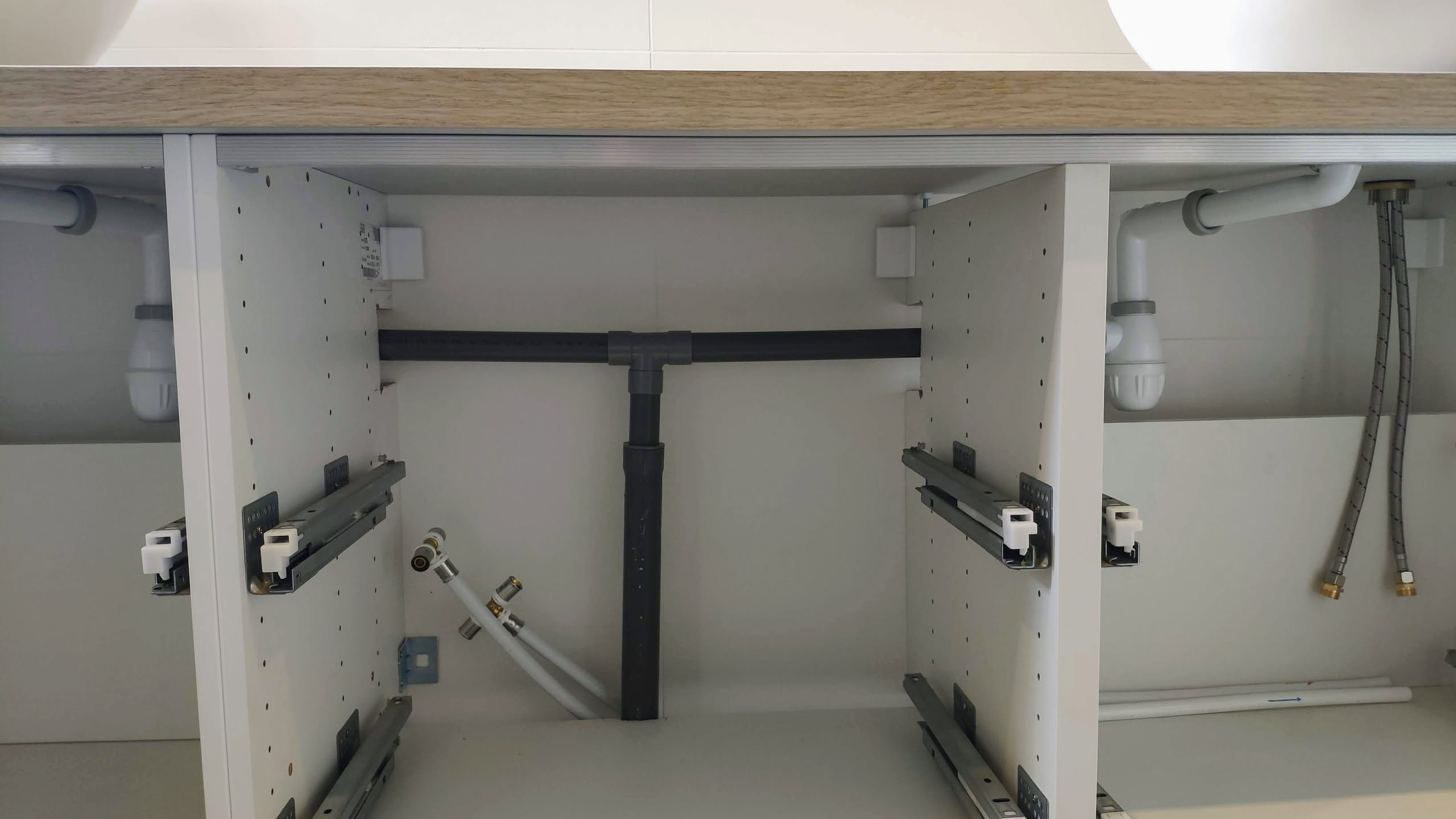 Installation du lavabo et du robinet sur plan de travail à effet bois