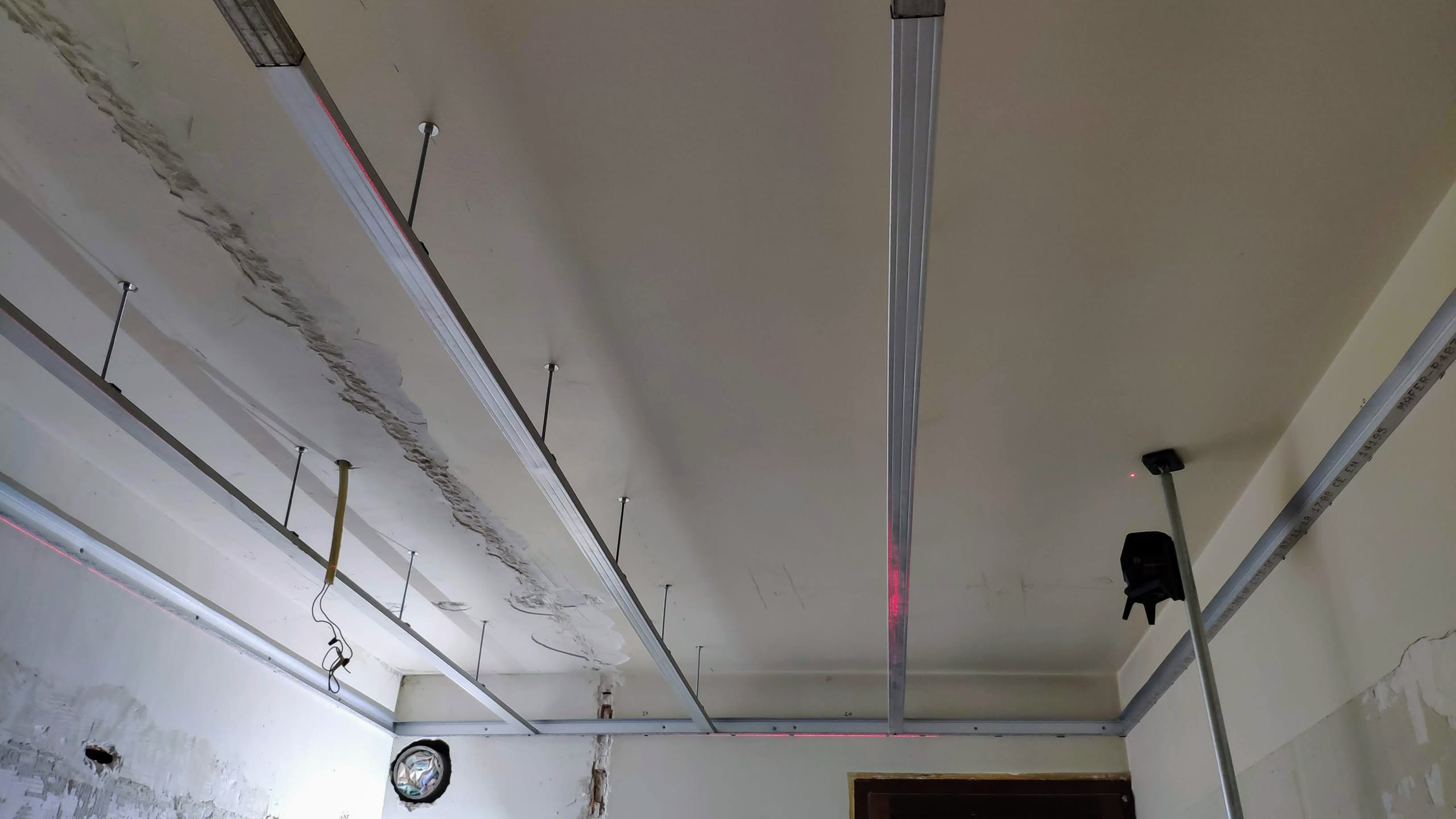 Plafond avec placo vert et boîtes électriques