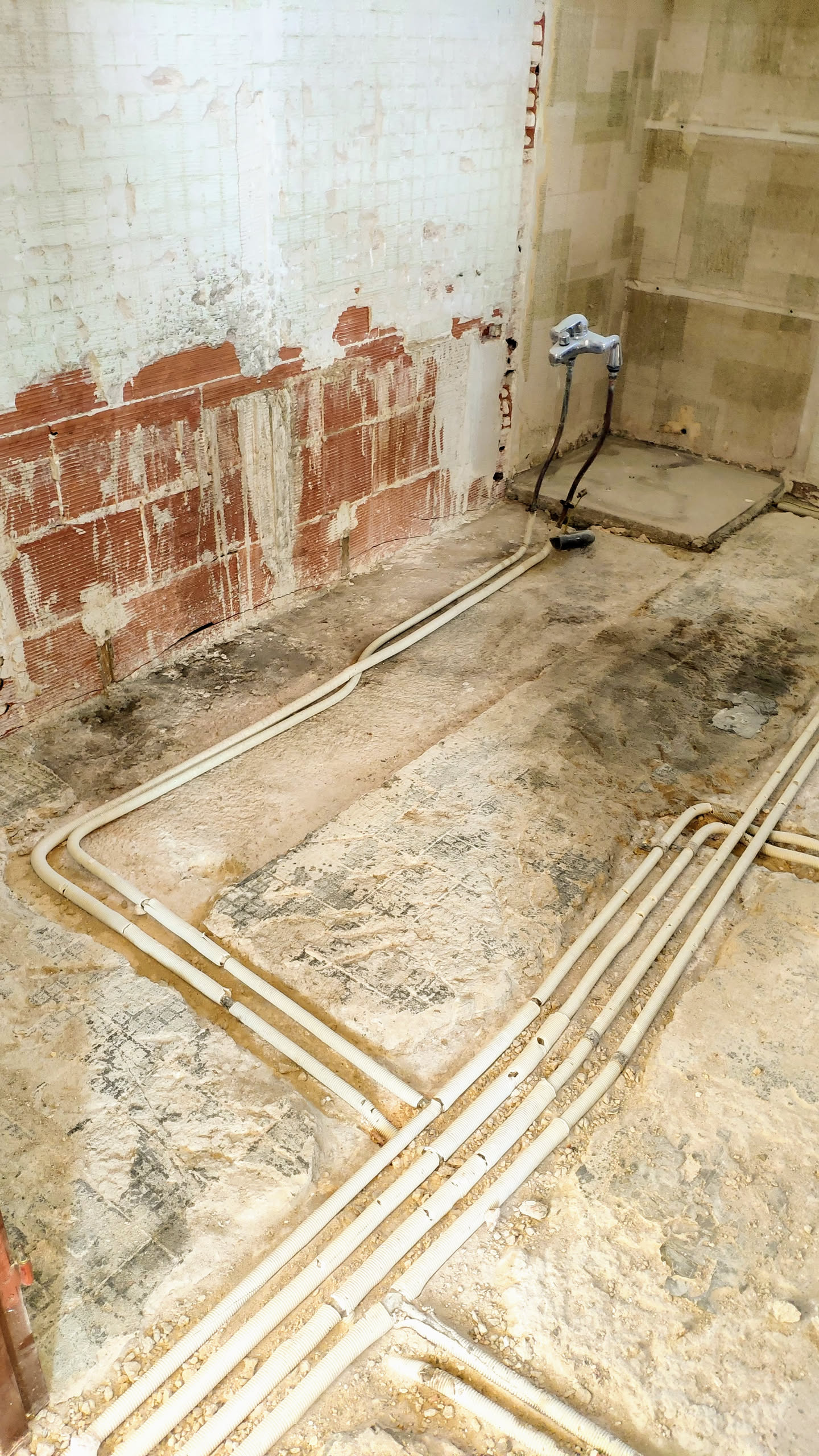 Tuyaux endommagés lors du retrait des carreaux