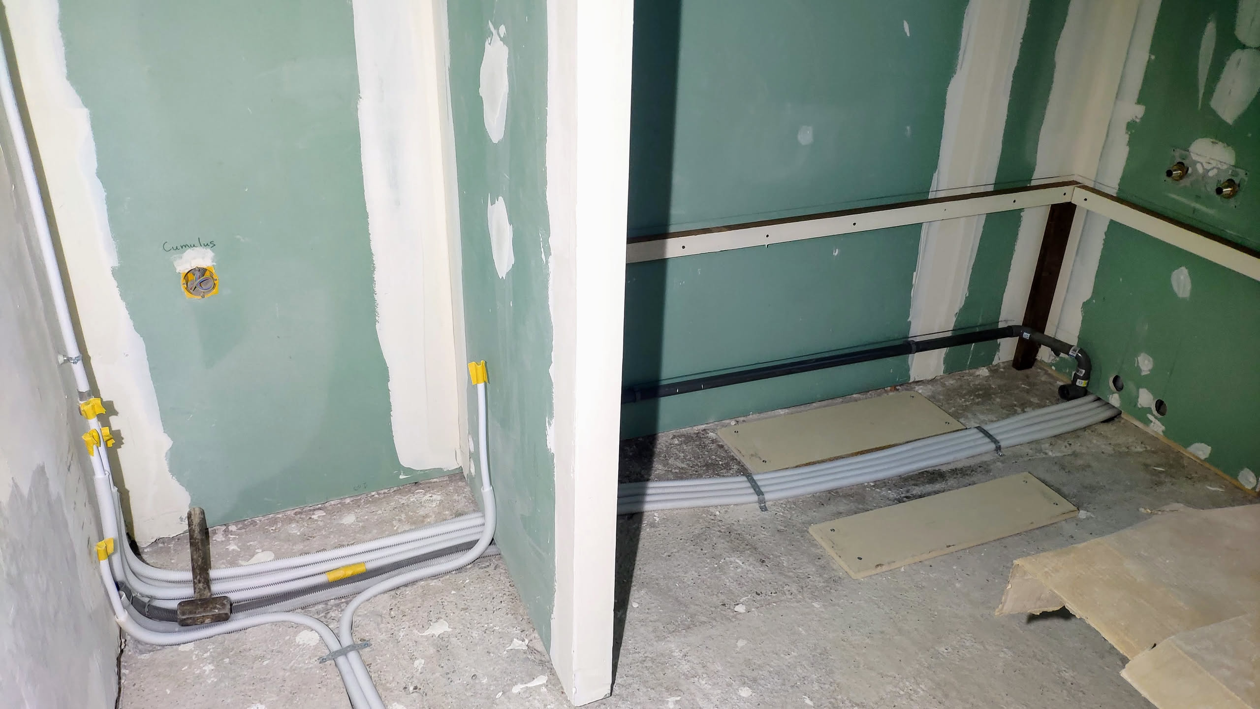 Nouvelle installation de plomberie avec tuyaux PVC