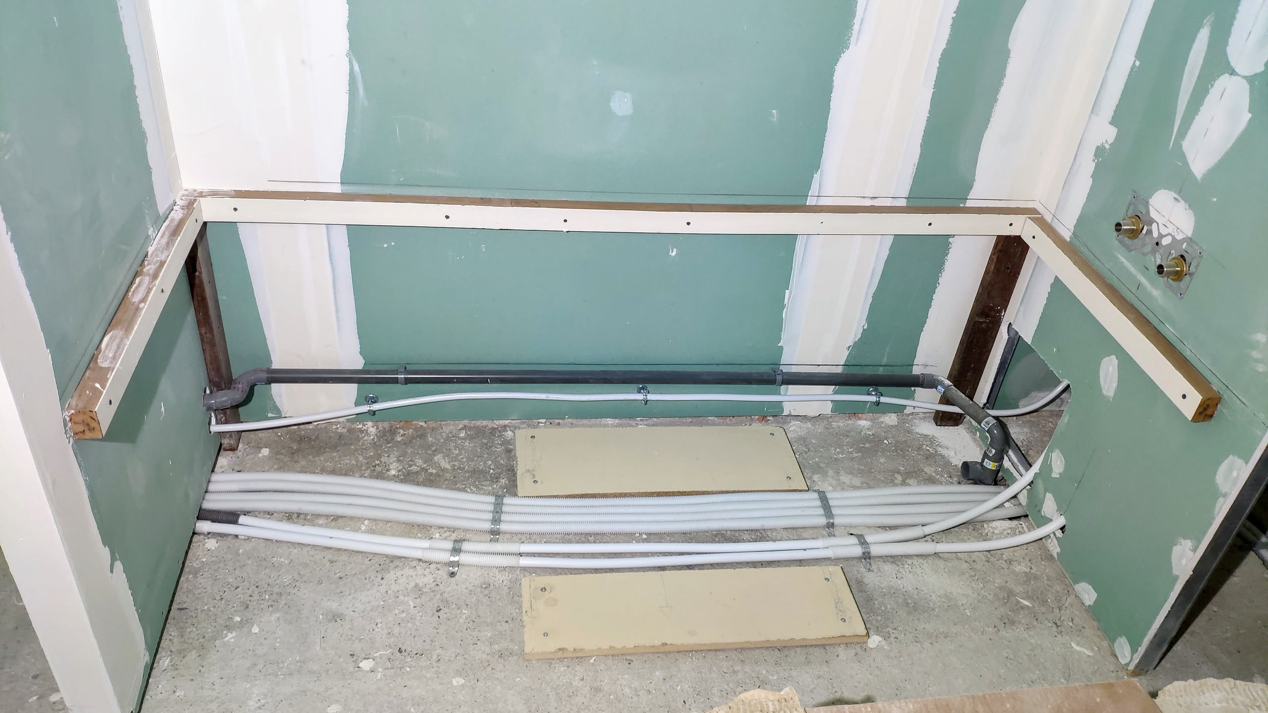 Tuyaux de plomberie fixés aux murs avec clips