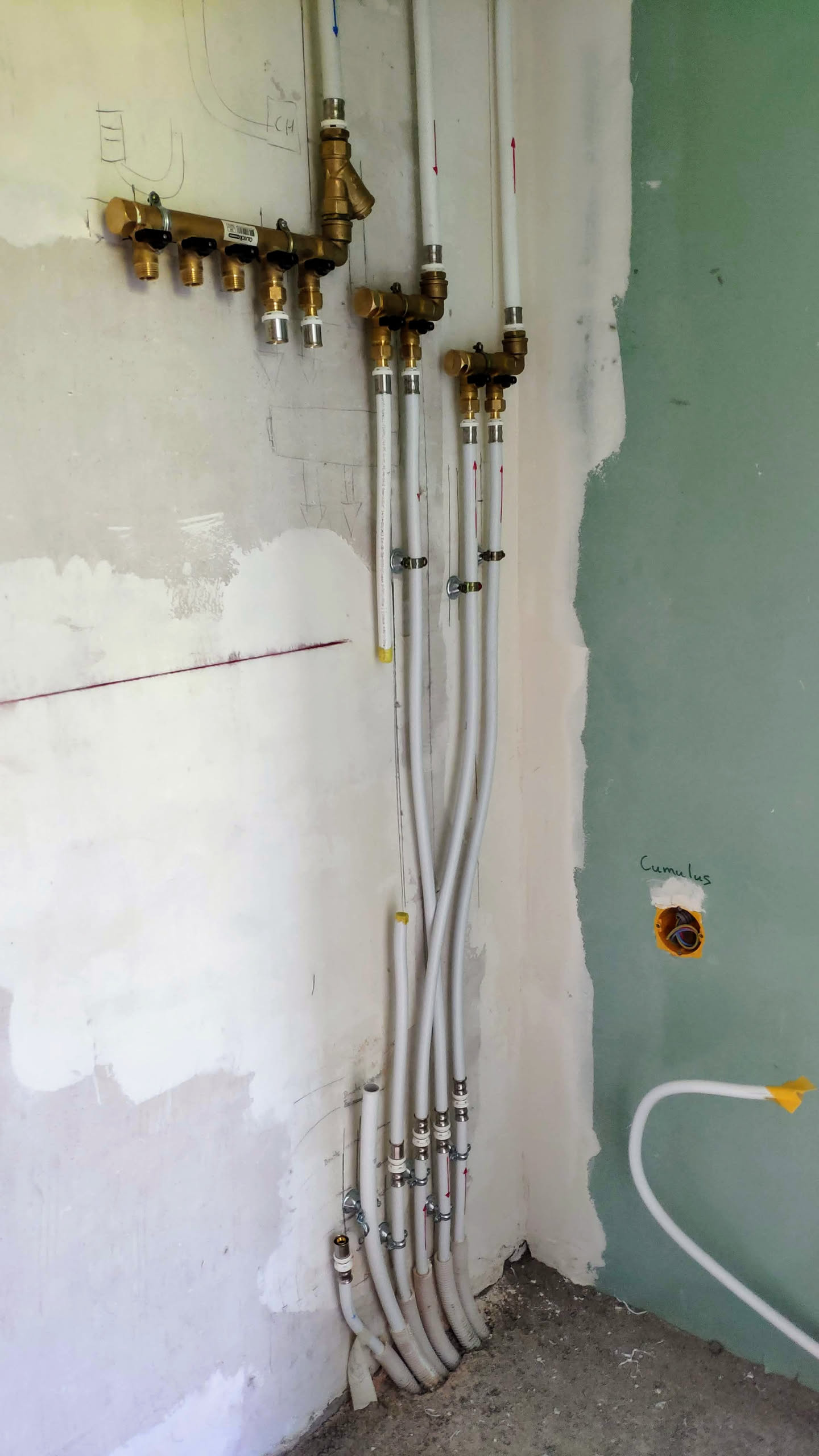Plomberie d'angle avec plusieurs tuyaux et raccords