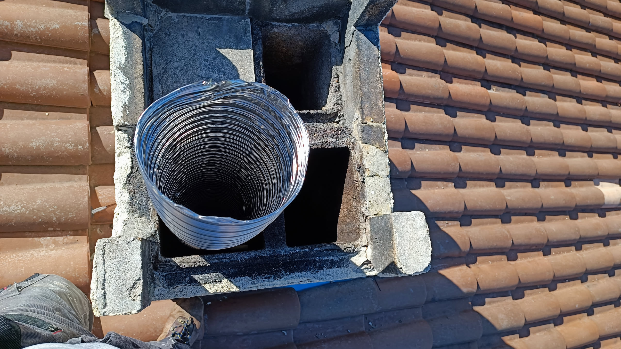 Installation du conduit de cheminée sur le toit