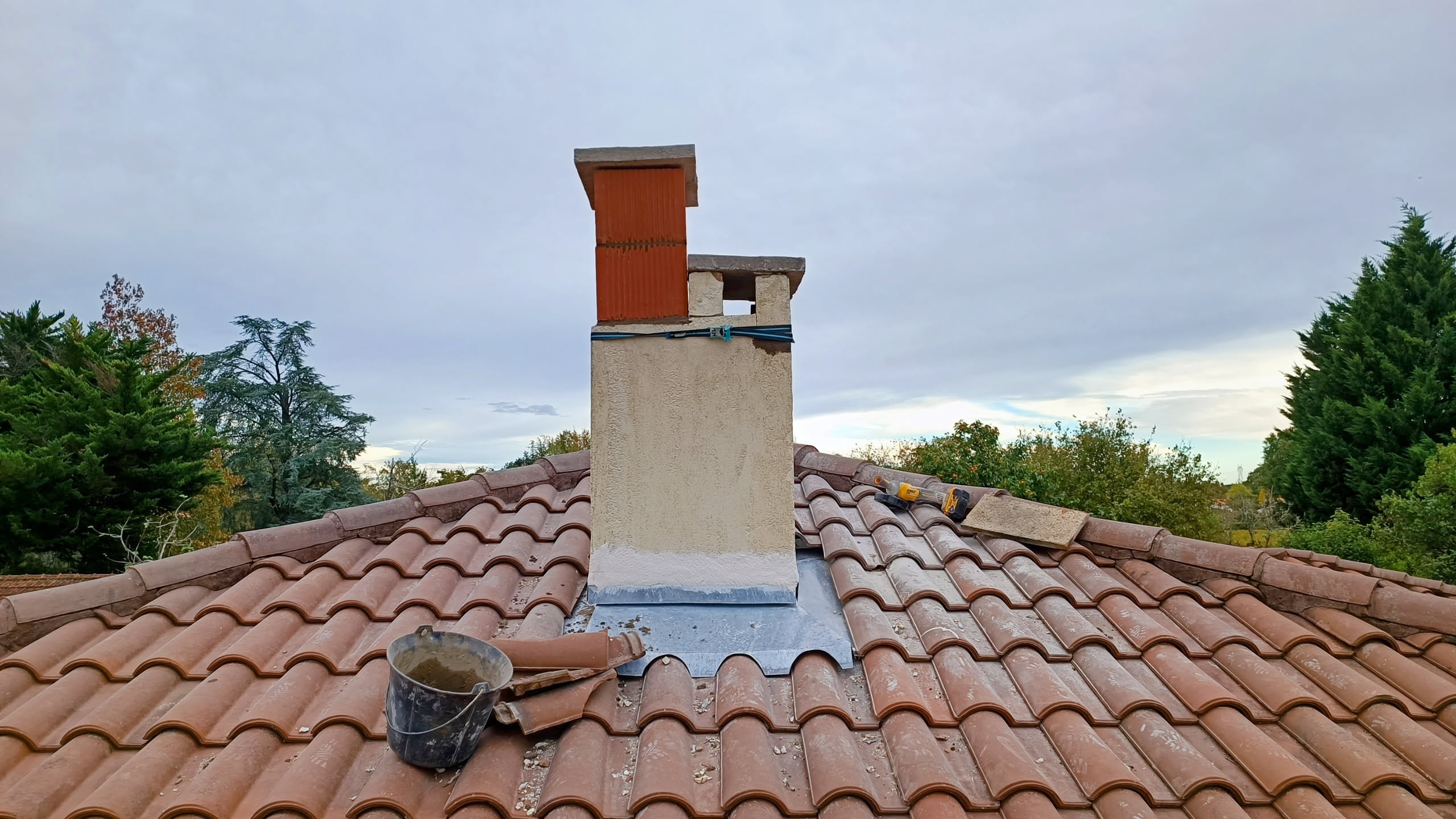 Travaux de zinguerie sur la cheminée