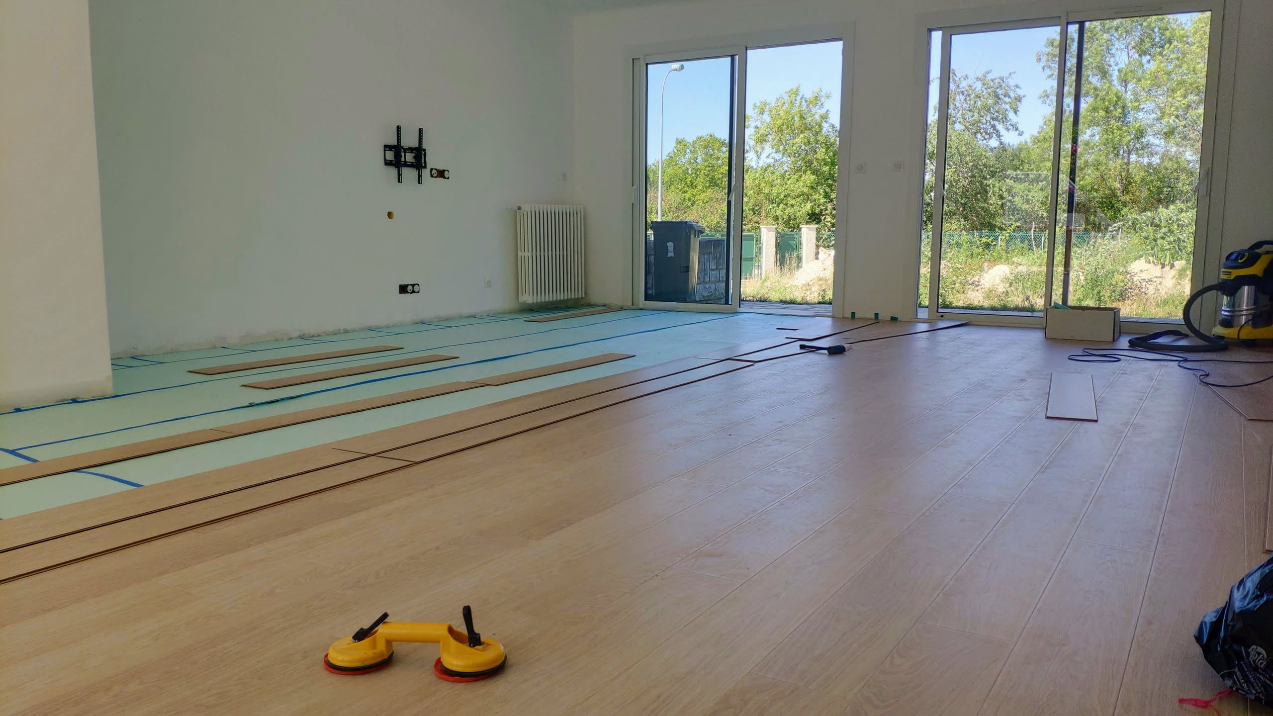 Installation en cours avec outils