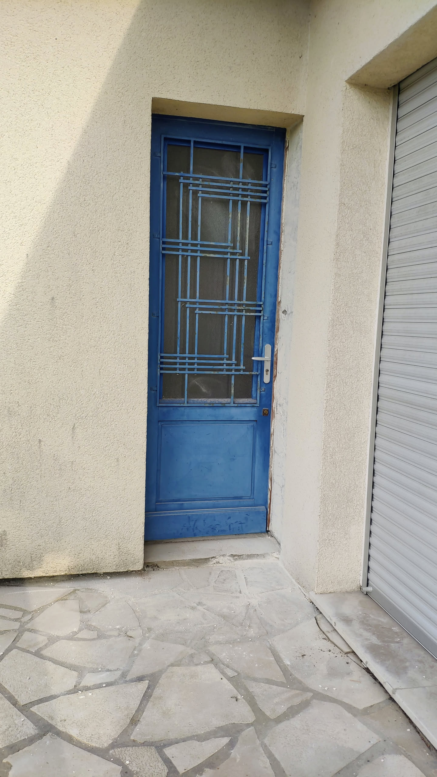 Ancienne entrée avec porte bleue avant transformation