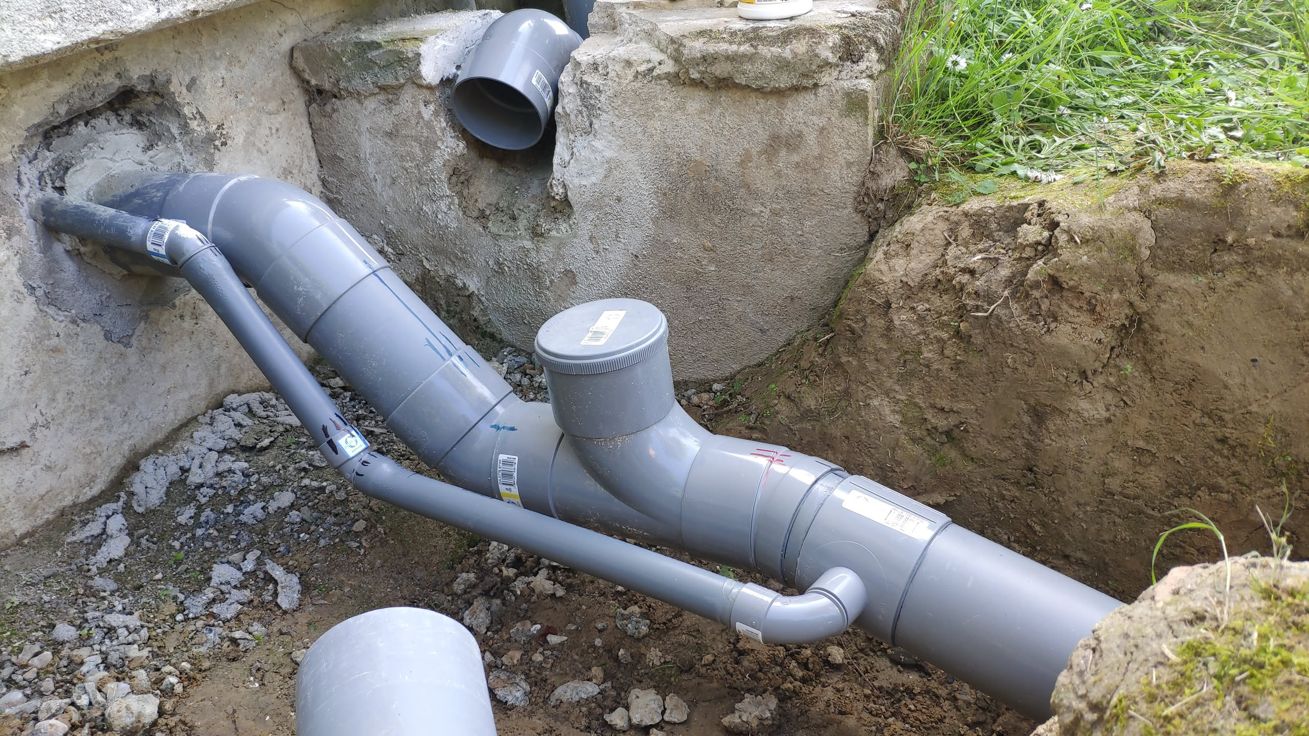 Installation des tuyaux d'évacuation en PVC dans la tranchée