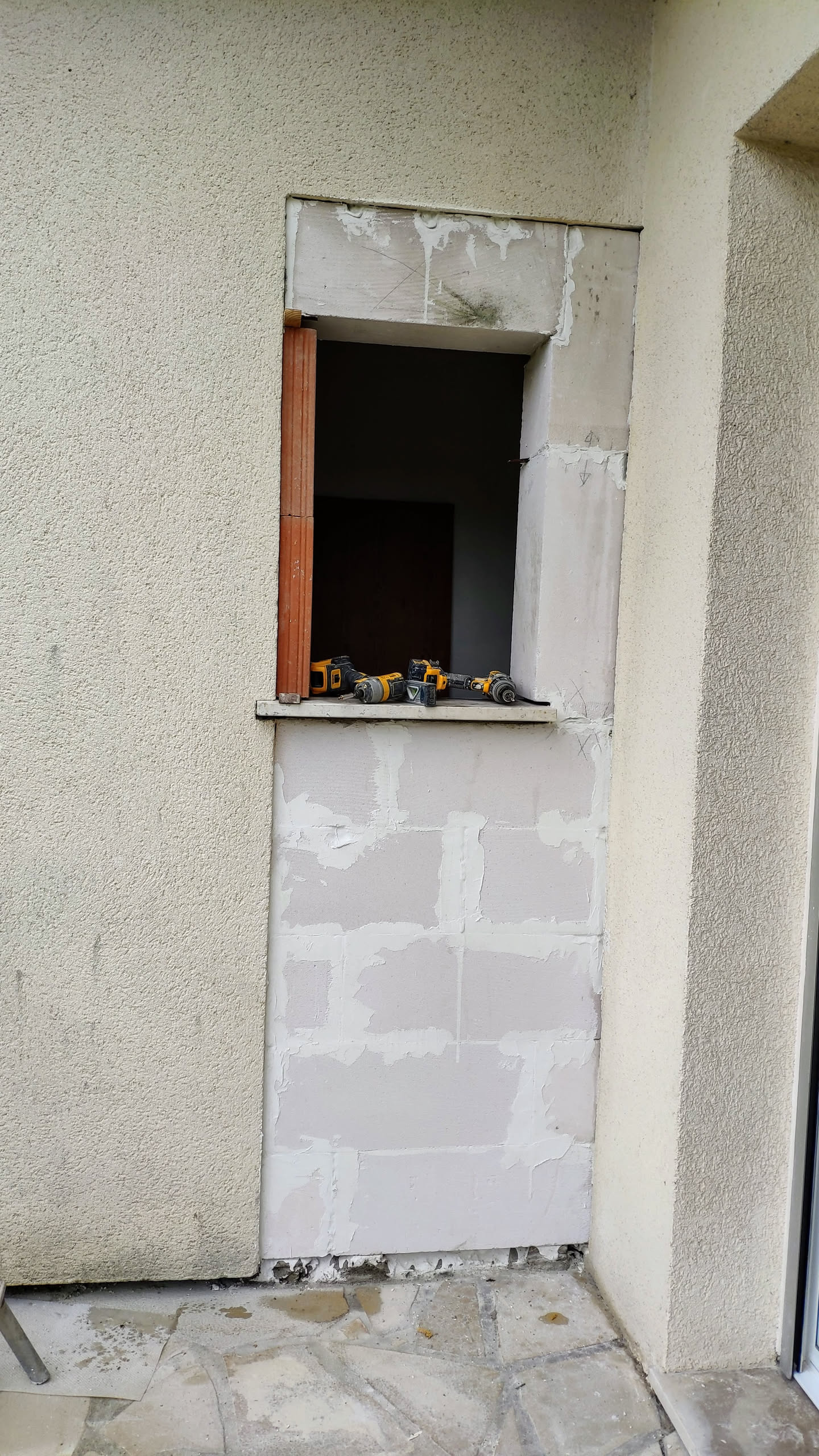 Ouverture partiellement fermée