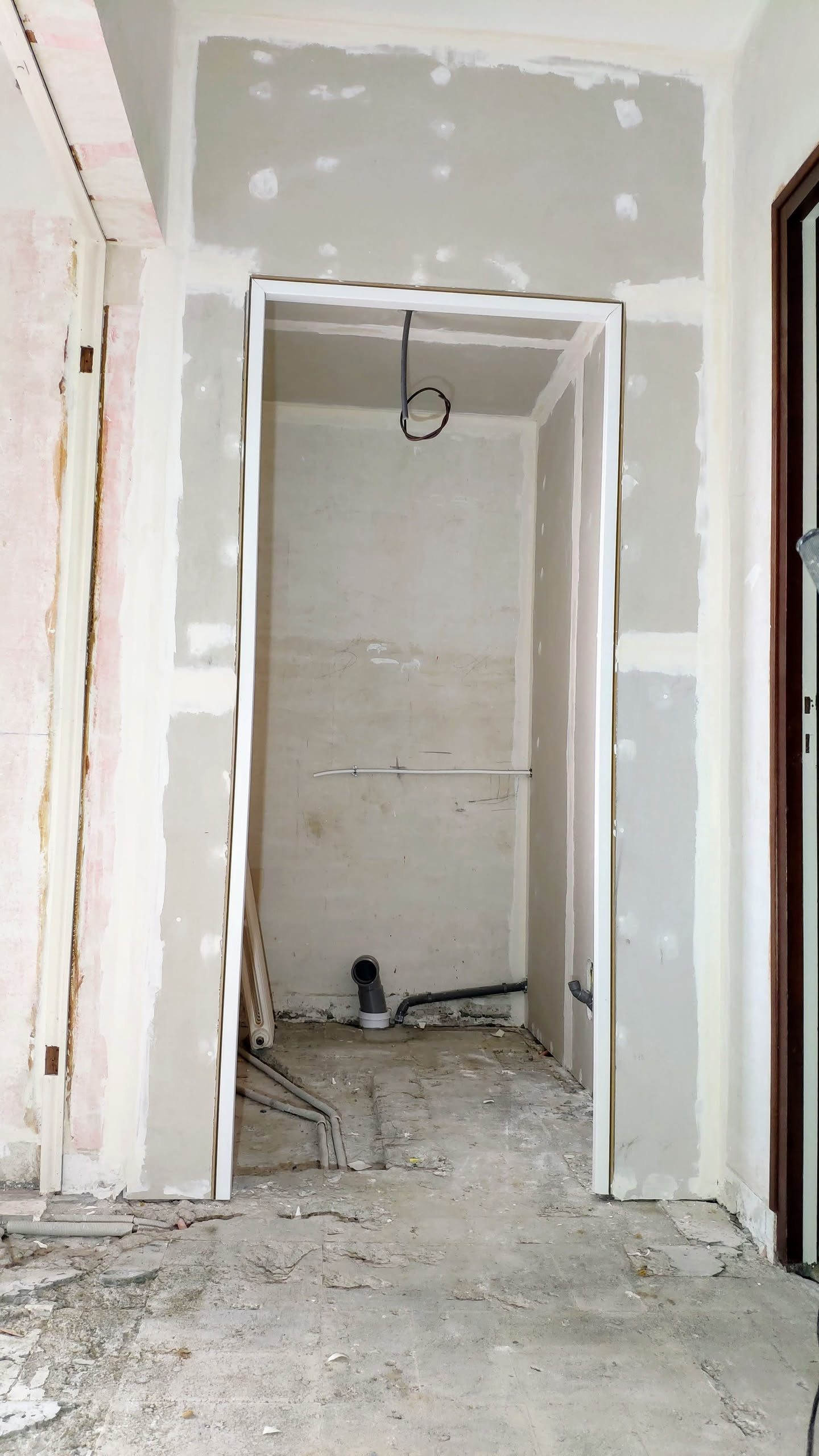 Installation du placo avec raccords de plomberie