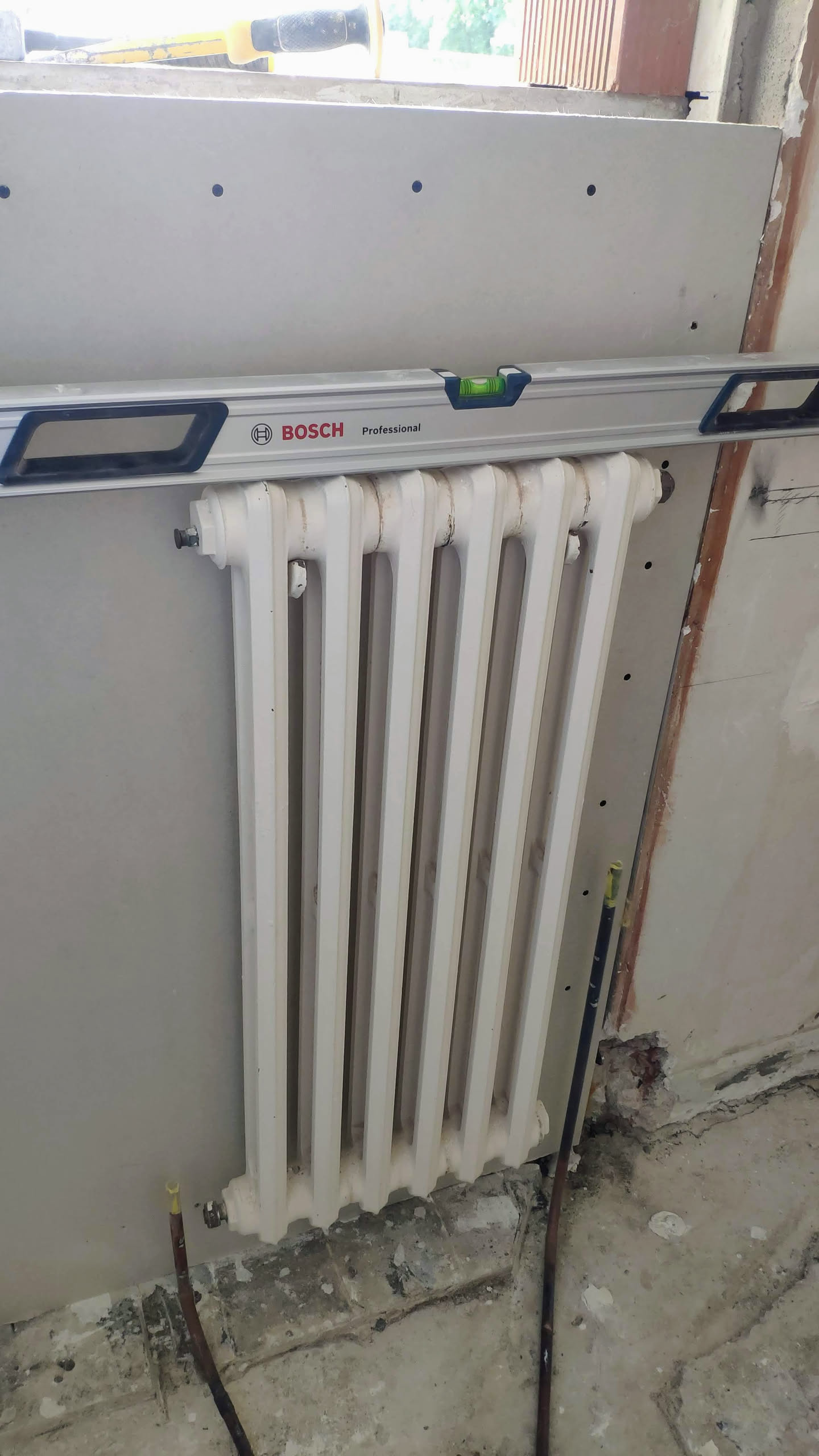 Installation du radiateur avec niveau à bulle