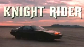 Générique de K 2000 : le titre Knight Rider au-dessus de KITT, une voiture noire, dans un désert au coucher du soleil.